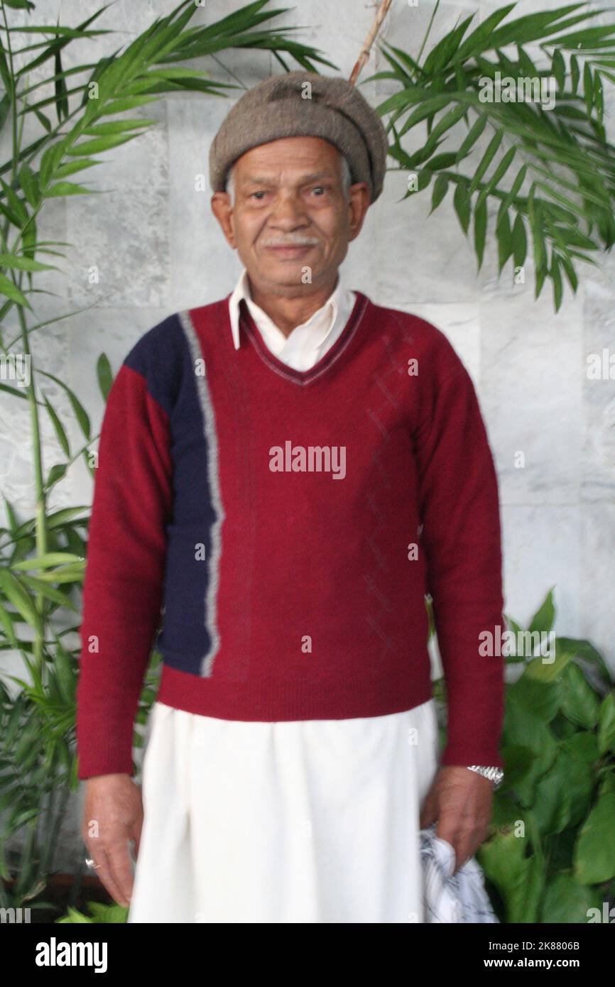 Pakistanischer Mann, der für Winter, Islamabad, Pakistan gekleidet ist Stockfoto