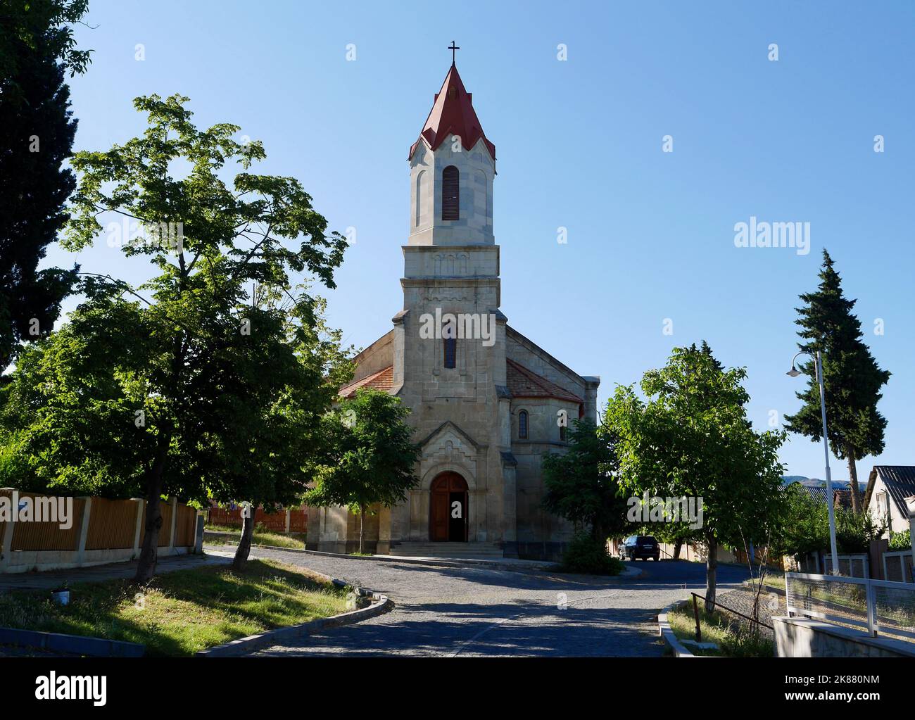 Panoramablick auf die alte lutherische Kirche in Assureti, Georgien. Stockfoto