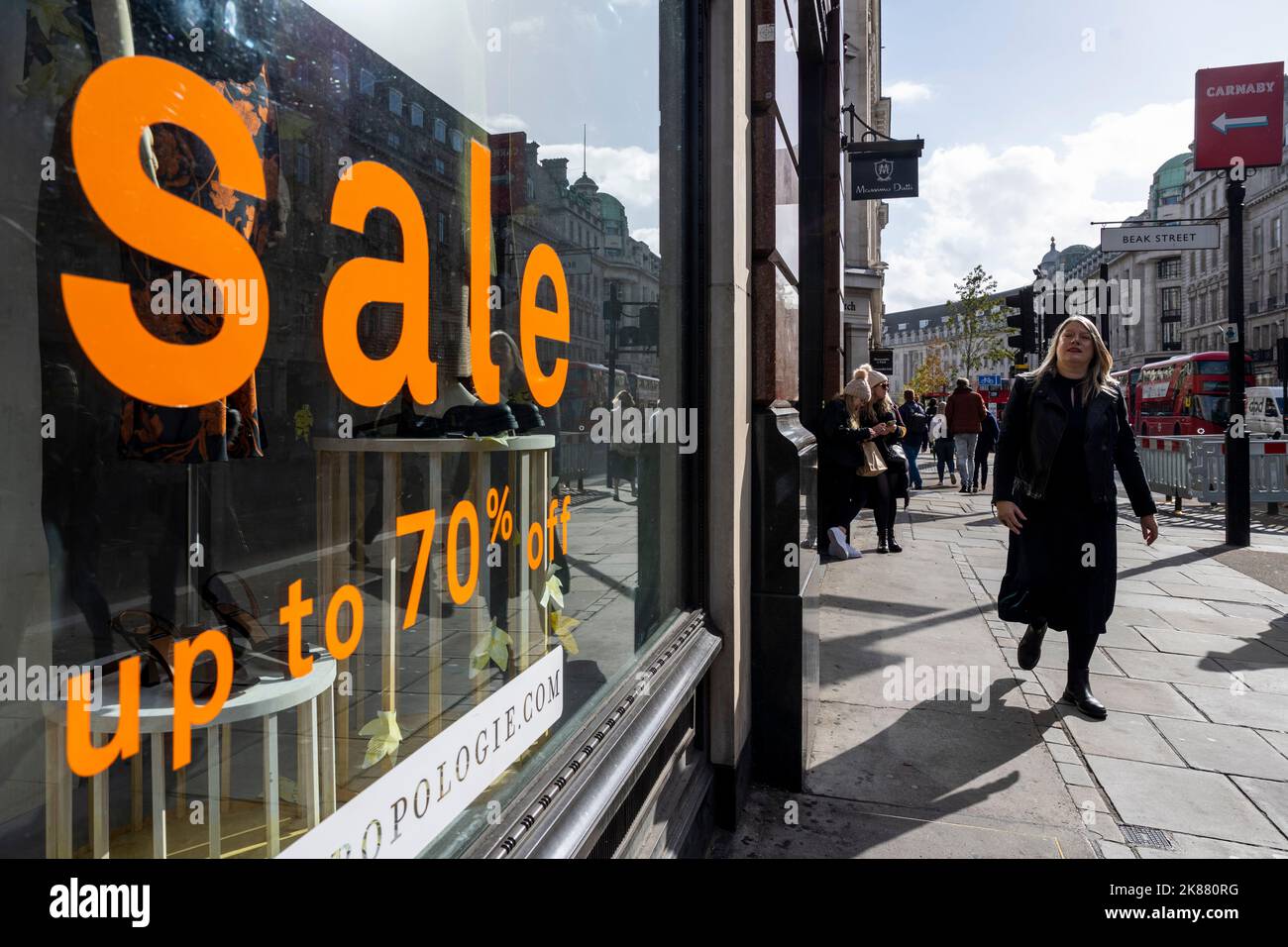 London, Großbritannien. 21. Oktober 2022. Die Käufer kommen an einem Verkaufsschild in einem Geschäft in der Regent Street vorbei. Das Office for National Statistics hat berichtet, dass die Einzelhandelsumsätze im September um 1,4 % zurückgegangen sind, gegenüber der Prognose eines Rückgangs von 0,5 % durch Ökonomen. Es ist der erste Monat, in dem das Volumen unter das Niveau vor der Pandemie gesunken ist. Kredit: Stephen Chung / Alamy Live Nachrichten Stockfoto