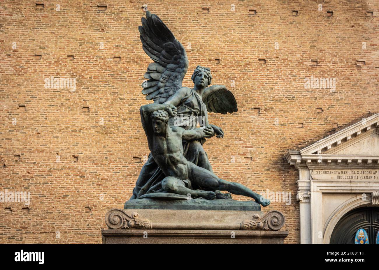 Kriegsdenkmal - geflügelter Sieg - in Corso del Popolo im historischen Zentrum von Chioggia, venezianische Lagune, Provinz Venedig, Region Venetien, Italien Stockfoto