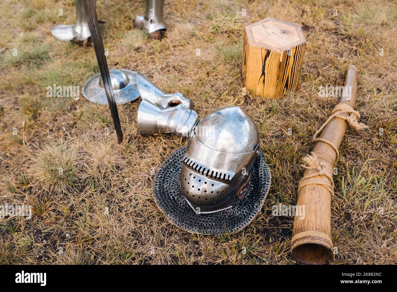 Ritter Helm, Schwert und Kampfhorn auf dem Boden Stockfoto