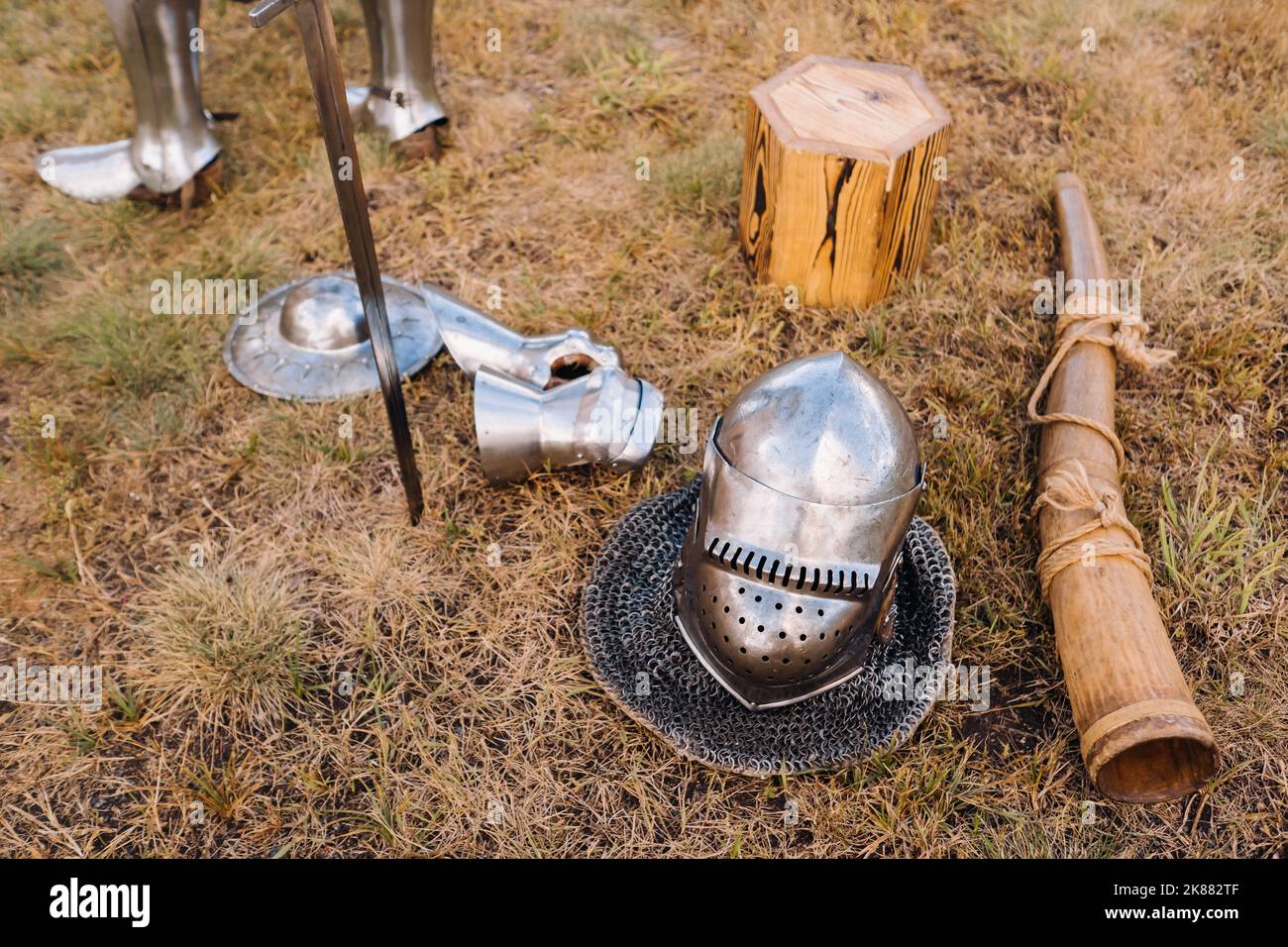 Ritter Helm, Schwert und Kampfhorn auf dem Boden Stockfoto