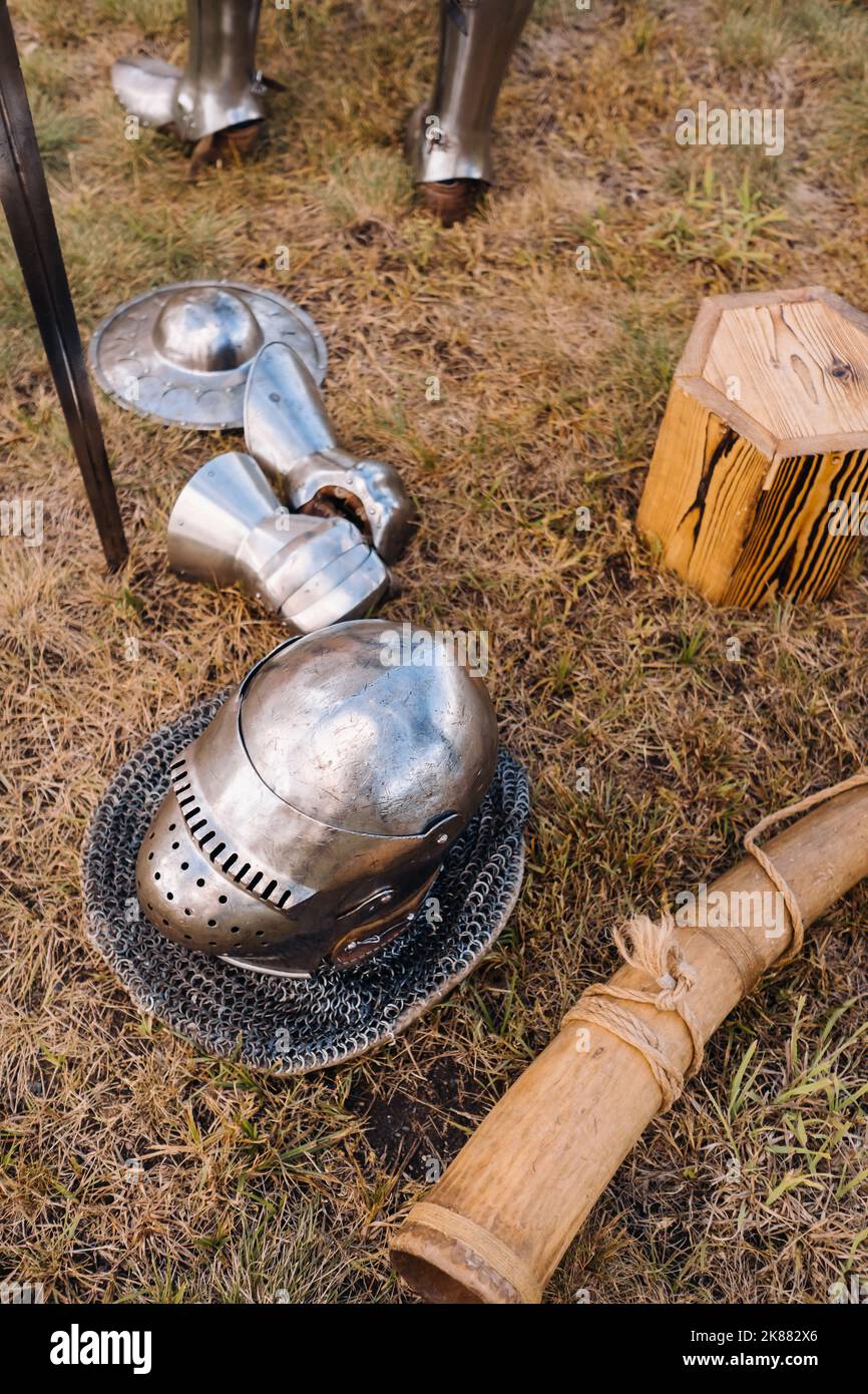 Ritter Helm, Schwert und Kampfhorn auf dem Boden Stockfoto