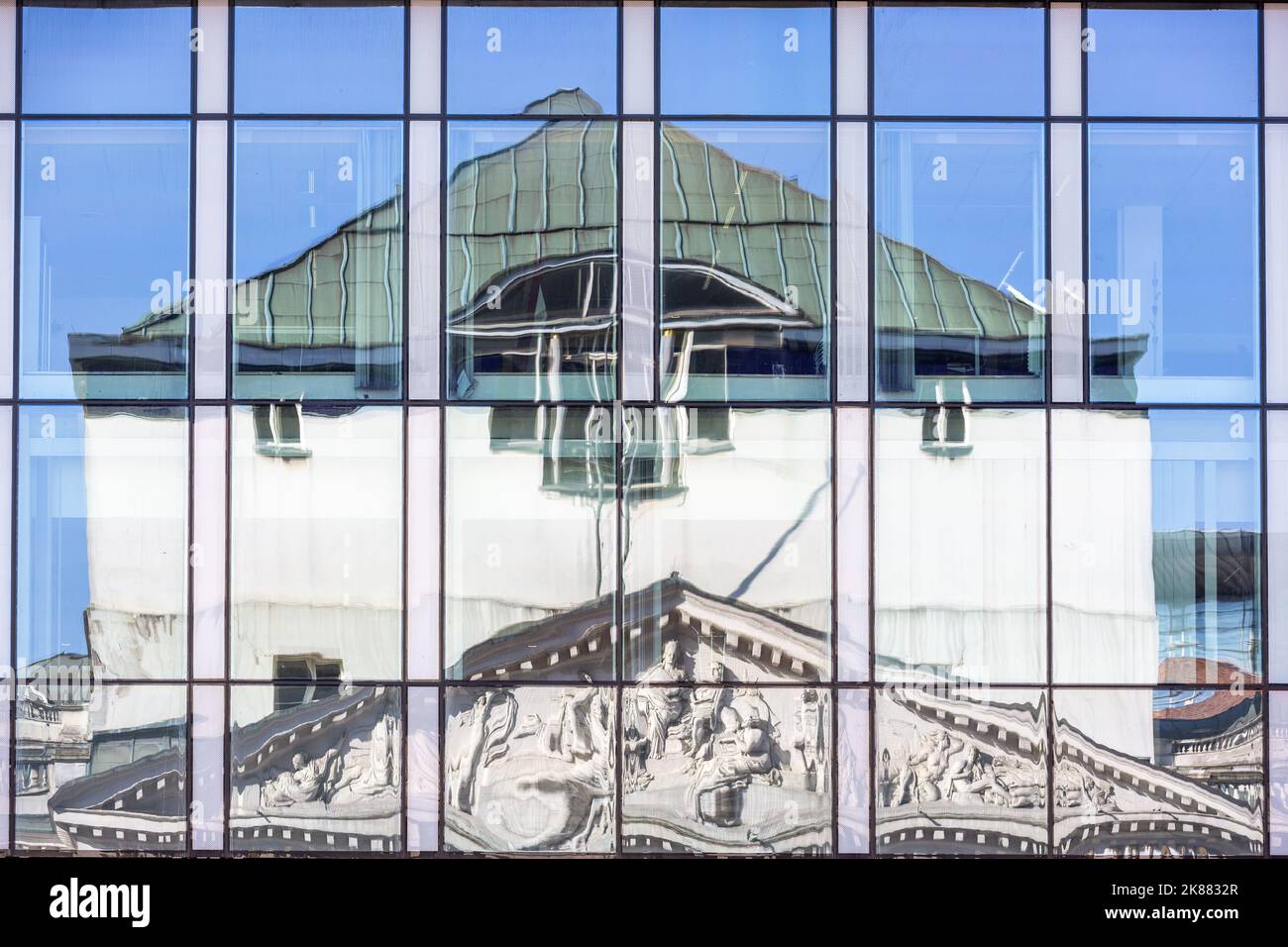 Das Königliche Theater und die Monnaie in Brüssel spiegeln sich in den Fenstern eines gegenüberliegenden Gebäudes wider. Stockfoto Das Königliche Theater und die Monnaie in Brüssel spiegeln sich in den Fenstern eines gegenüberliegenden Gebäudes wider. Stockfoto
