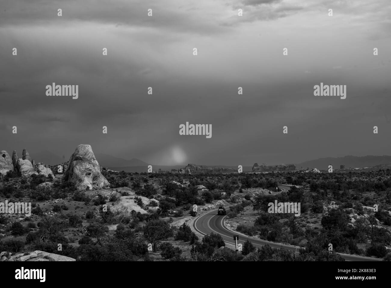 Eine Graustufe einer Straße durch das felsige Tal Stockfoto