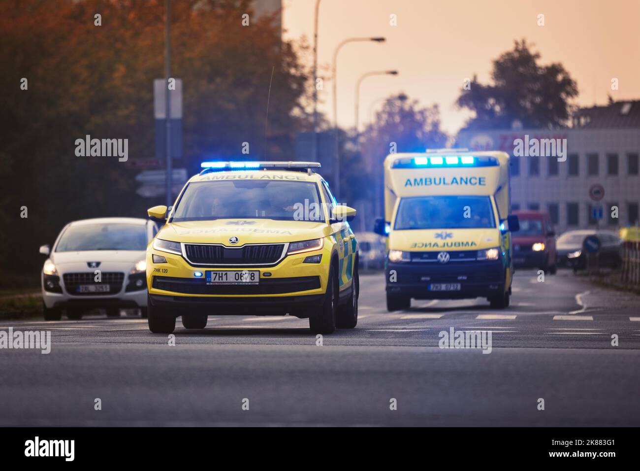 Hradec Kralove, Tschechische Republik - 14. Oktober 2022: Krankenwagen des Notarztdienstes. Im Team mit Arzt und Sanitäter reagieren auf dringende Anrufe. Stockfoto