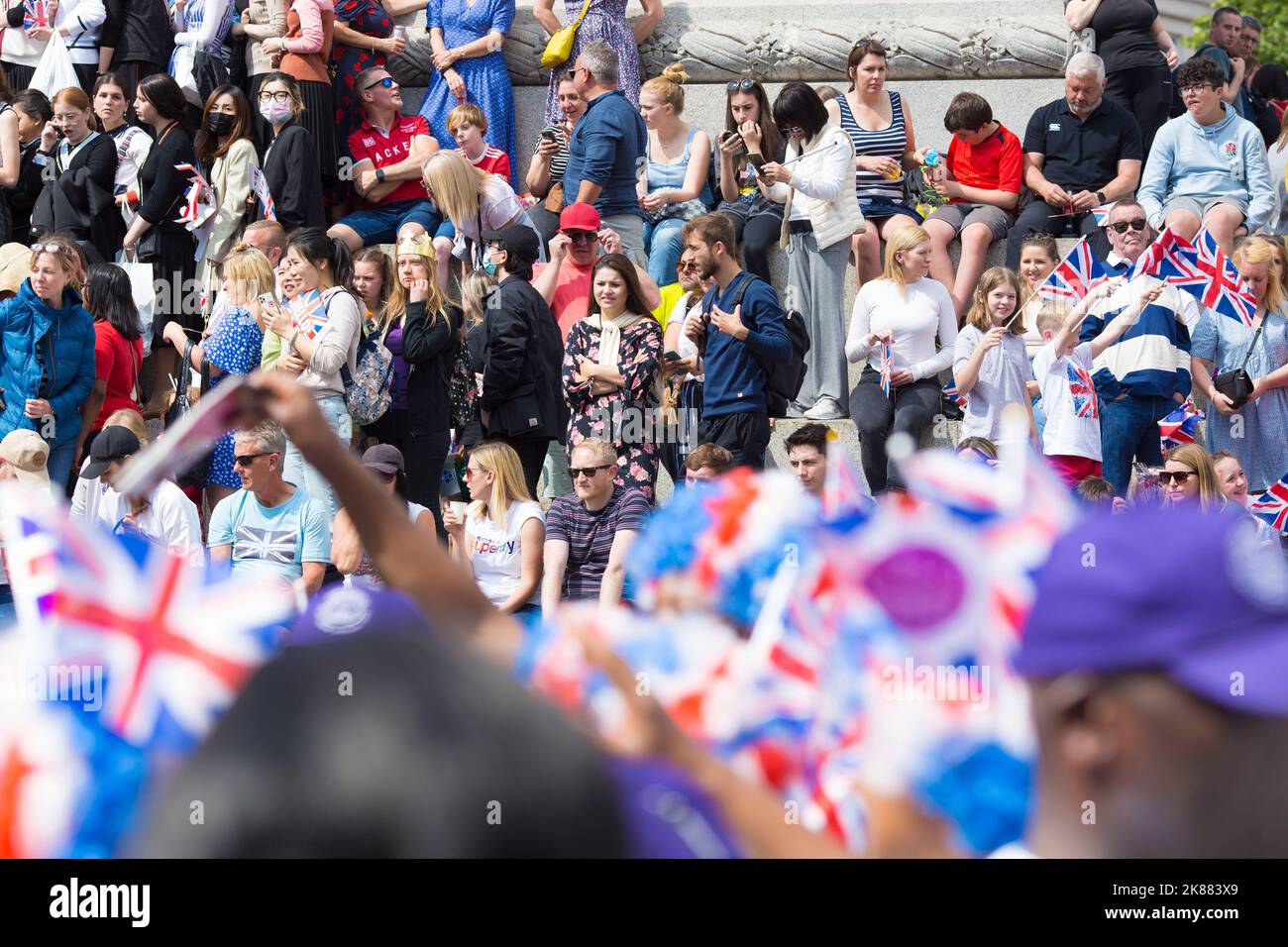 Am ersten Tag des Platinum Jubilee Weekends versammeln sich Feiernden mit Unionsflaggen am Trafalgar Square im Zentrum von London. Stockfoto