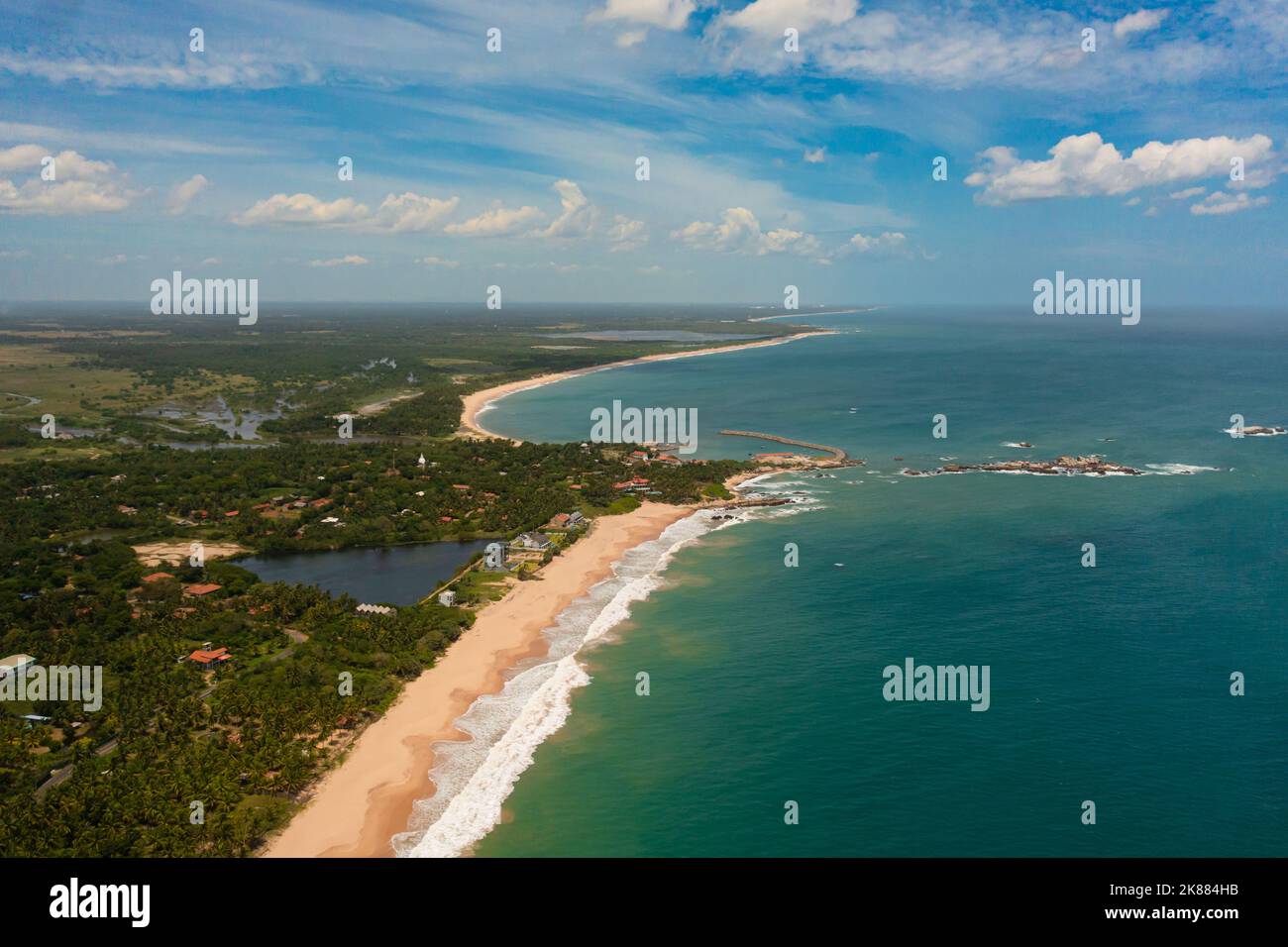 Luftaufnahme von Seascape mit tropischem Sandstrand und blauem Ozean. Sri Lanka. Stockfoto