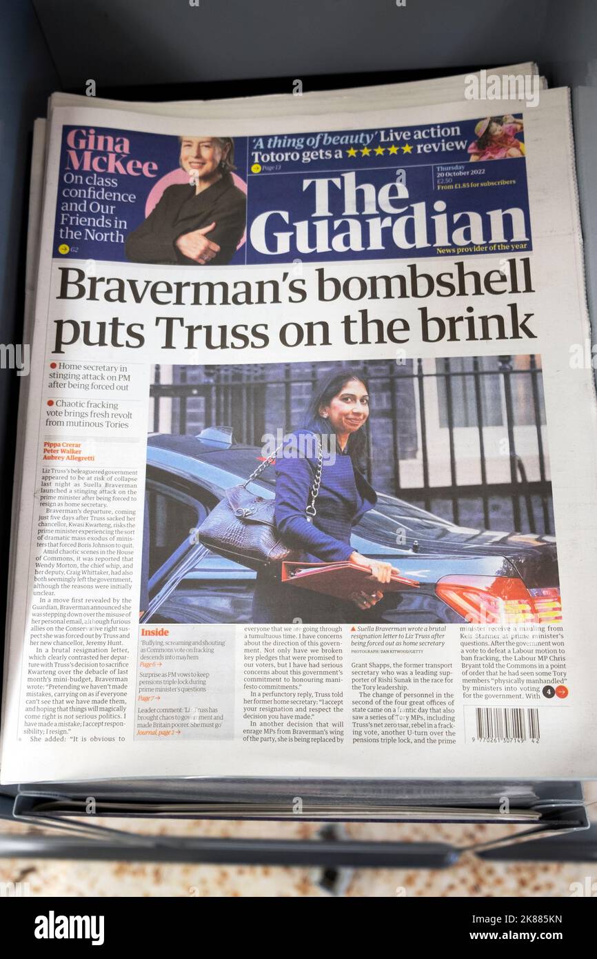 Suella 'Bravermans Bombenhagel bringt Truss an den Rand' Titelseite der Zeitung The Guardian Tory Government Chaos am 20. Oktober 2022 in London, Großbritannien Stockfoto