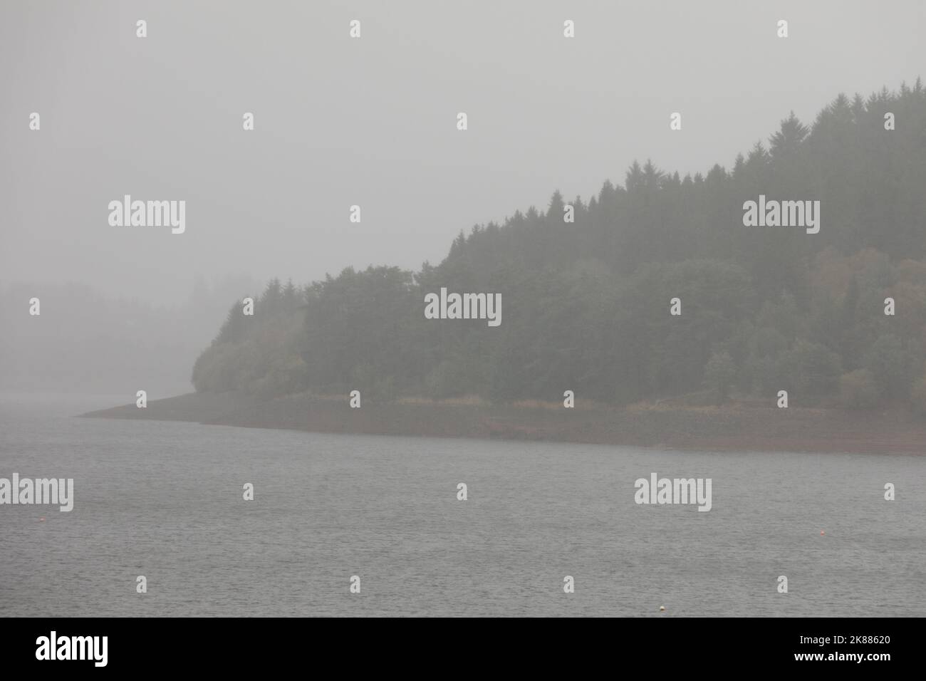 Ponsticill Reservoir, Südwales, Großbritannien. 21 Oktober '22. Wetter in Großbritannien: Starker Regen heute Nachmittag. Quelle: Andrew Bartlett/Alamy Live News. Stockfoto