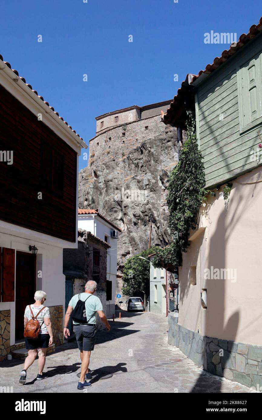 Glykfylousa Panagia. Die Kirche „Unsere Liebe Frau vom süßen Kuss“ auf einem Felsen. Petra Stadt, Lesbos Aussicht. Stockfoto