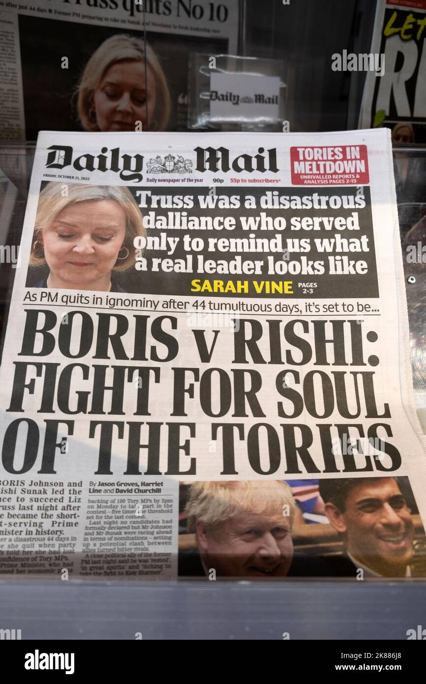 Daily Mail: Titelseite der Tageszeitung 'Boris gegen Rishi: Kampf um die Seele der Tories' Liz Truss tritt als Tory-Führerin zurück 21.. Oktober 2022 London UK Stockfoto