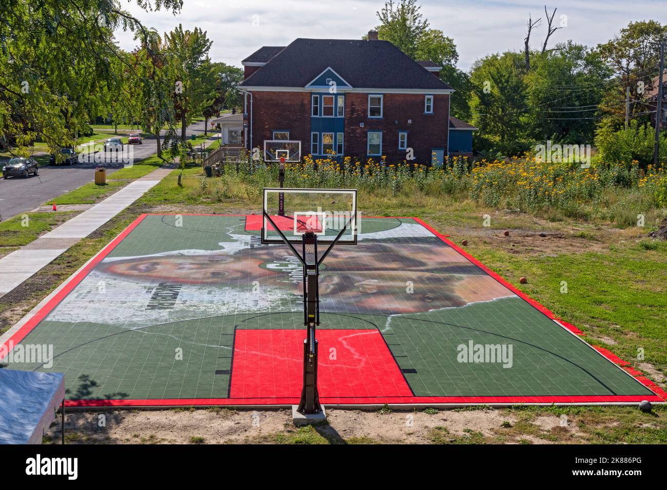 Highland Park, Michigan - Ein Basketballplatz neben dem Homework House. Die gemeinnützige Organisation hilft Studenten in dieser einkommensschwachen Gemeinschaft mit Nachhilfe, Essen Stockfoto