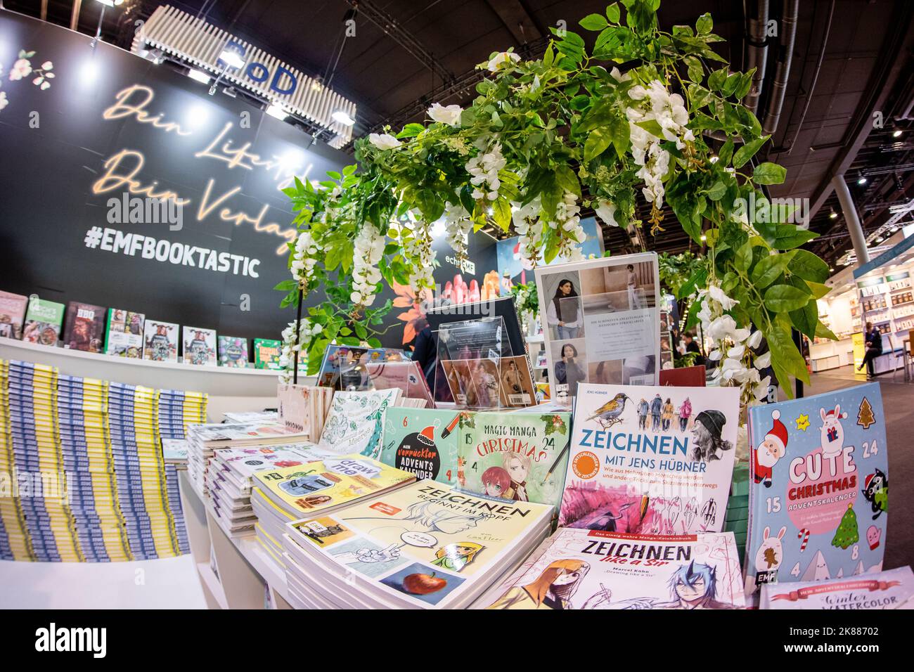 Frankfurt, Deutschland. 19. Okt. 2022. Frankfurter Buchmesse, Frankfurter Buchmesse 2022: Stand des Verlegers EMF (Ausgabe Michael Fischer). Kredit: Christian Lademann / LademannMedia Stockfoto