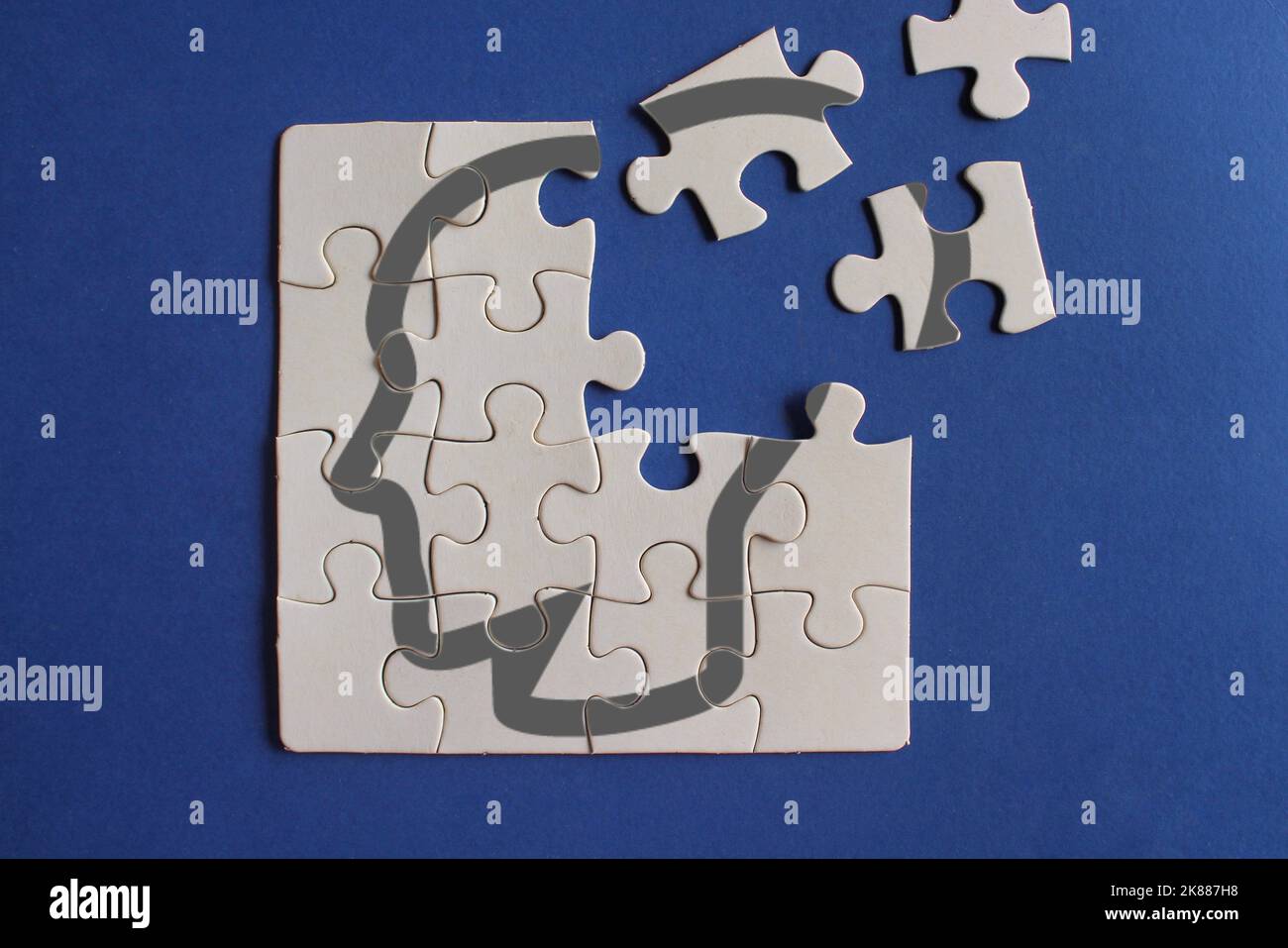 Menschlicher Kopf auf unvollständigen Puzzles. Demenz, Gedächtnisverlust, psychische Gesundheit und Alzheimer-Konzept Stockfoto