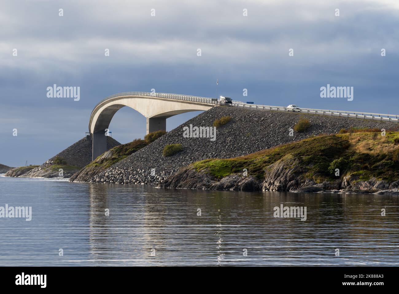 Storseisundet-Brücke, die Hauptattraktion der Atlantikstraße in Norwegen. Stockfoto