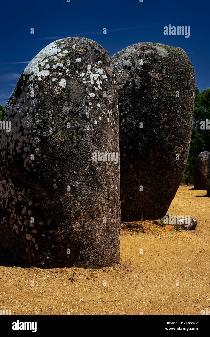 Prähistorische Symbole sind noch immer nur auf der Flechten-bedeckten Oberfläche einiger der abgerundeten Granitfelsen zu sehen, die sich vor 7.000 Jahren in Kreisen gruppiert haben, um den Almendres Cromlech bei Évora in Alentejo, Portugal, zu bilden. Der Megalithkomplex, bekannt als portugiesischer Stonehenge, ist mindestens 2.000 Jahre älter als dieses weltberühmte Denkmal in der englischen Salisbury Plain. Stockfoto