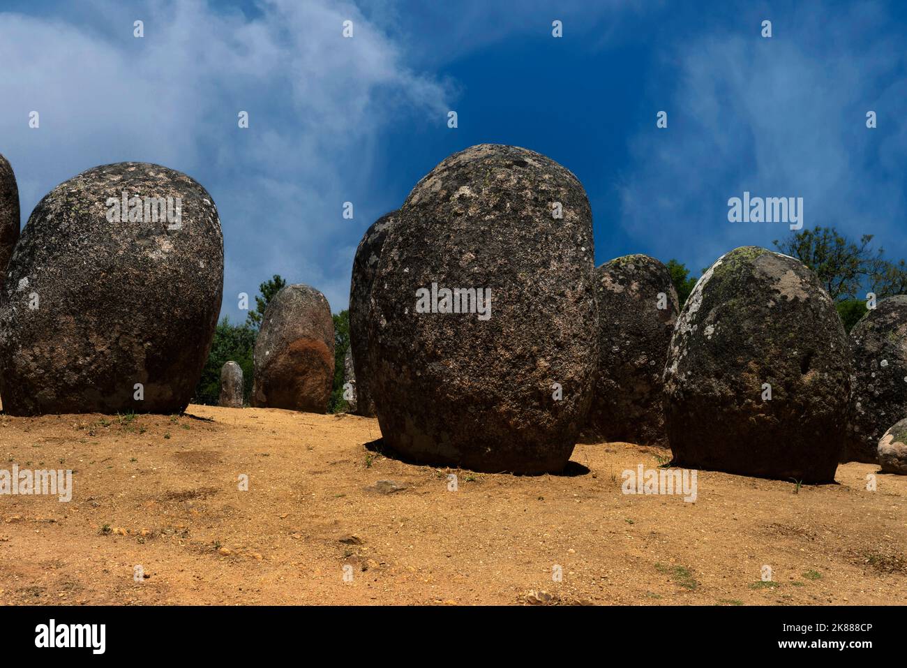 Ein 7.000 Jahre alter heiliger Ort für prähistorische Sternbeobachter und Anbeter: Das Almendres Cromlech bei Evora in Alentejo, Portugal. Der megalithische Komplex aus Steinkreisen, bekannt als portugiesisches Stonehenge, ist mindestens 2.000 Jahre älter als dieses weltberühmte Monument in England. Stockfoto