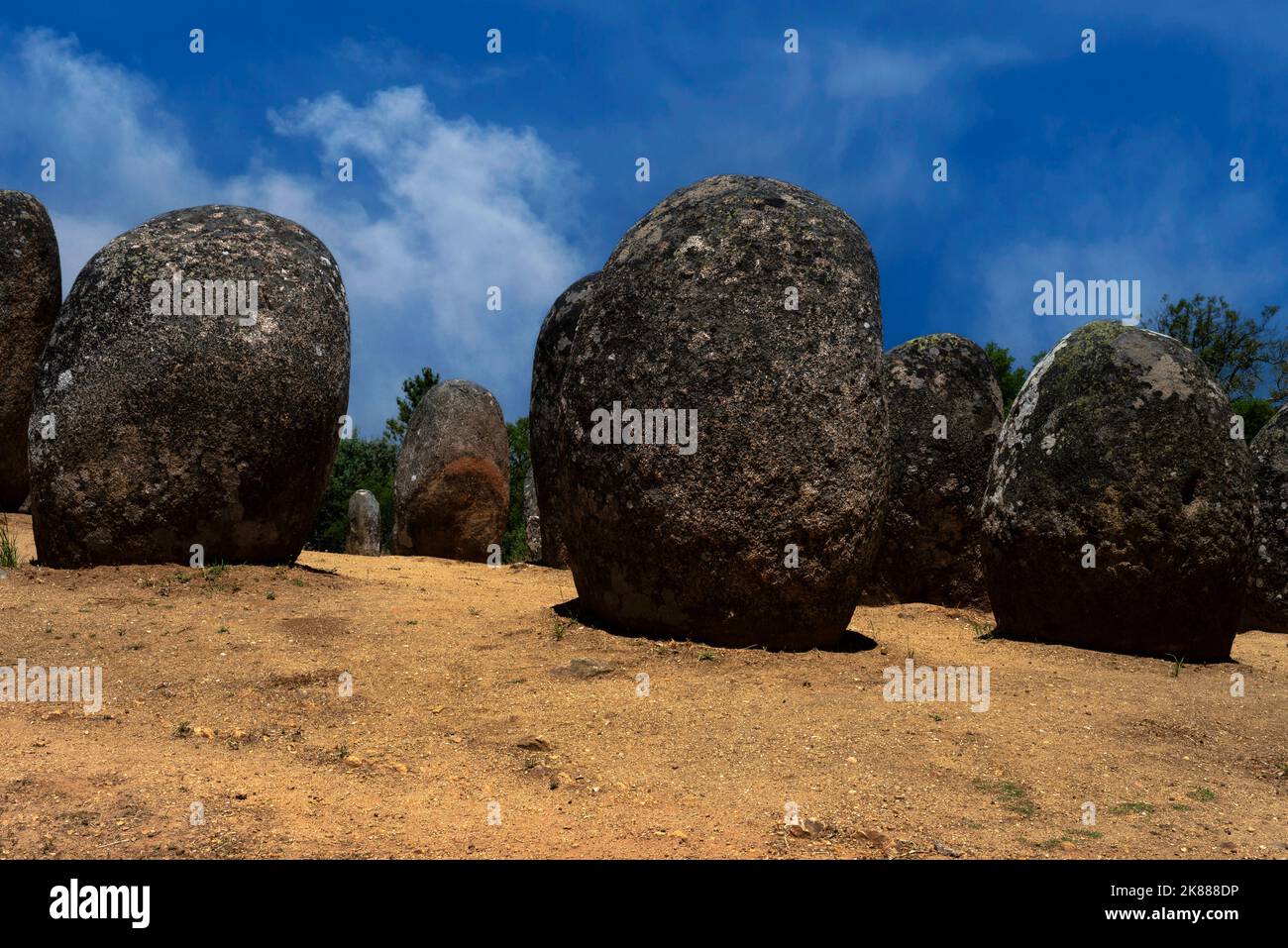Granitfelsen, die vor Tausenden von Jahren als Teil einer prähistorischen Sternwarte und einer heiligen Stätte, dem 7.000 Jahre alten Almendres Cromlech in der Nähe von Évora in Alentejo, Portugal, angeordnet wurden. Der erste Kreis von Megalithen ist hier mindestens 2.000 Jahre älter als Stonehenge, sein weltberühmtes Pendant auf der Salisbury Plain, England. Stockfoto
