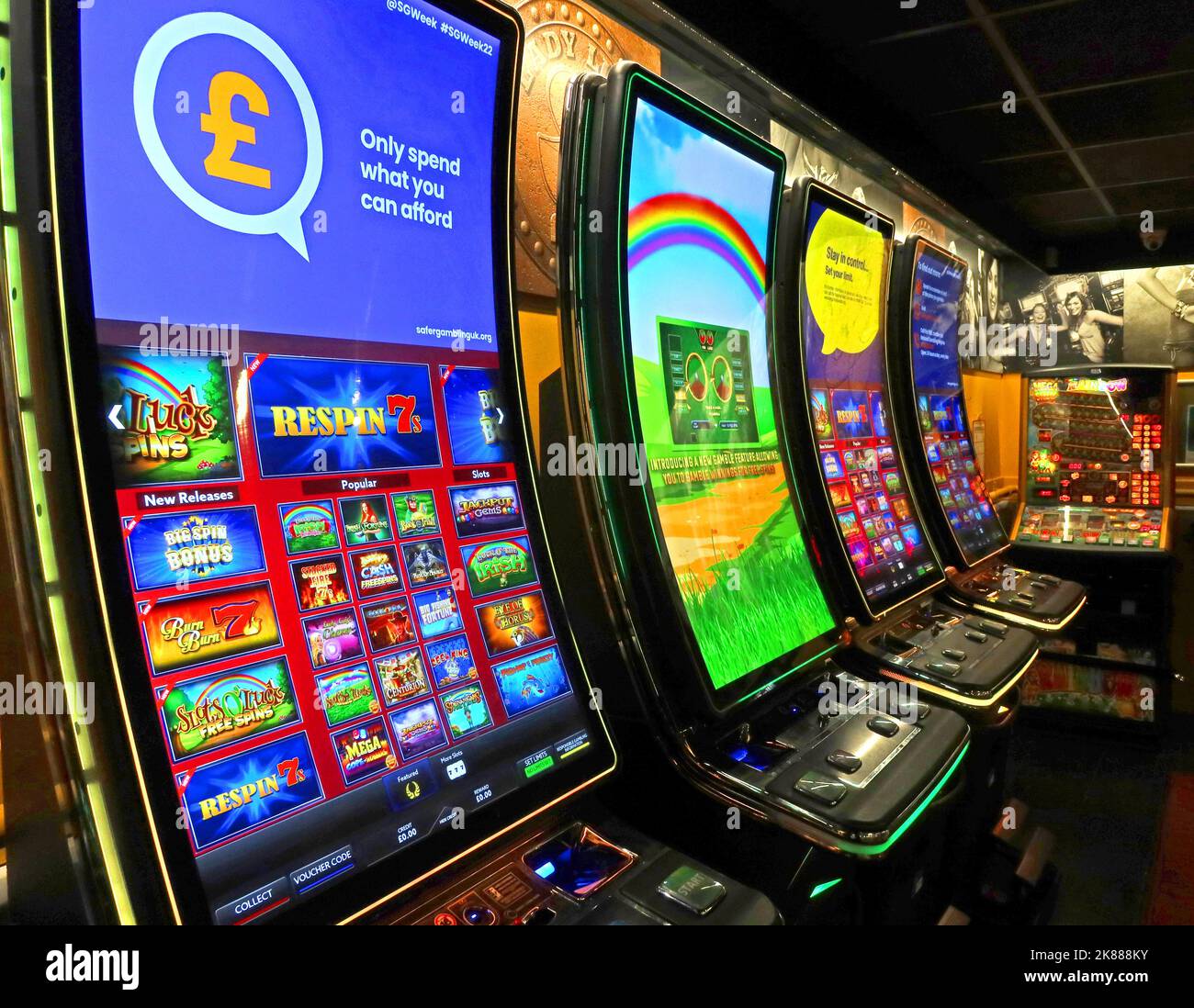 Verlockende Spielautomaten für Spieler bei Frankley Services M5 South, West Midlands, England, Großbritannien Stockfoto
