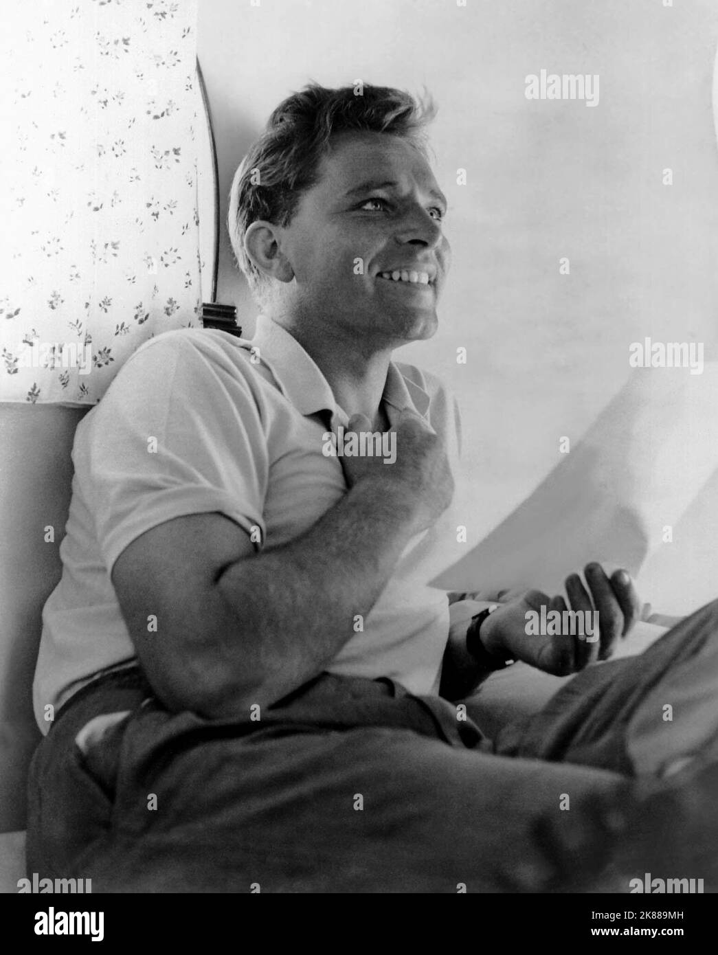 Richard Burton Actor 01. Mai 1957 **WARNUNG** dieses Foto ist nur für redaktionelle Zwecke bestimmt und unterliegt dem Urheberrecht der Film Company und/oder des von der Film or Production Company beauftragten Fotografen und kann nur durch Veröffentlichungen in Verbindung mit der Werbung für den oben genannten Film reproduziert werden. Es ist eine obligatorische Gutschrift an die Filmgesellschaft erforderlich. Der Fotograf sollte ebenfalls angerechnet werden, wenn er bekannt ist. Ohne schriftliche Genehmigung der Film Company kann keine kommerzielle Nutzung gewährt werden. Stockfoto