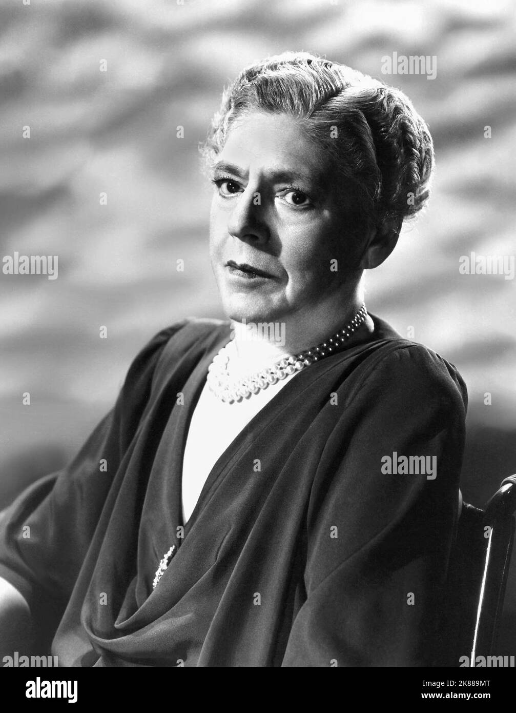 Ethel Barrymore Schauspielerin 01. Mai 1946 **WARNUNG** dieses Foto ist nur für redaktionelle Zwecke bestimmt und unterliegt dem Urheberrecht der Film Company und/oder des von der Film- oder Produktionsgesellschaft beauftragten Fotografen und kann nur durch Veröffentlichungen in Verbindung mit der Werbung für den oben genannten Film reproduziert werden. Es ist eine obligatorische Gutschrift an die Filmgesellschaft erforderlich. Der Fotograf sollte ebenfalls angerechnet werden, wenn er bekannt ist. Ohne schriftliche Genehmigung der Film Company kann keine kommerzielle Nutzung gewährt werden. Stockfoto