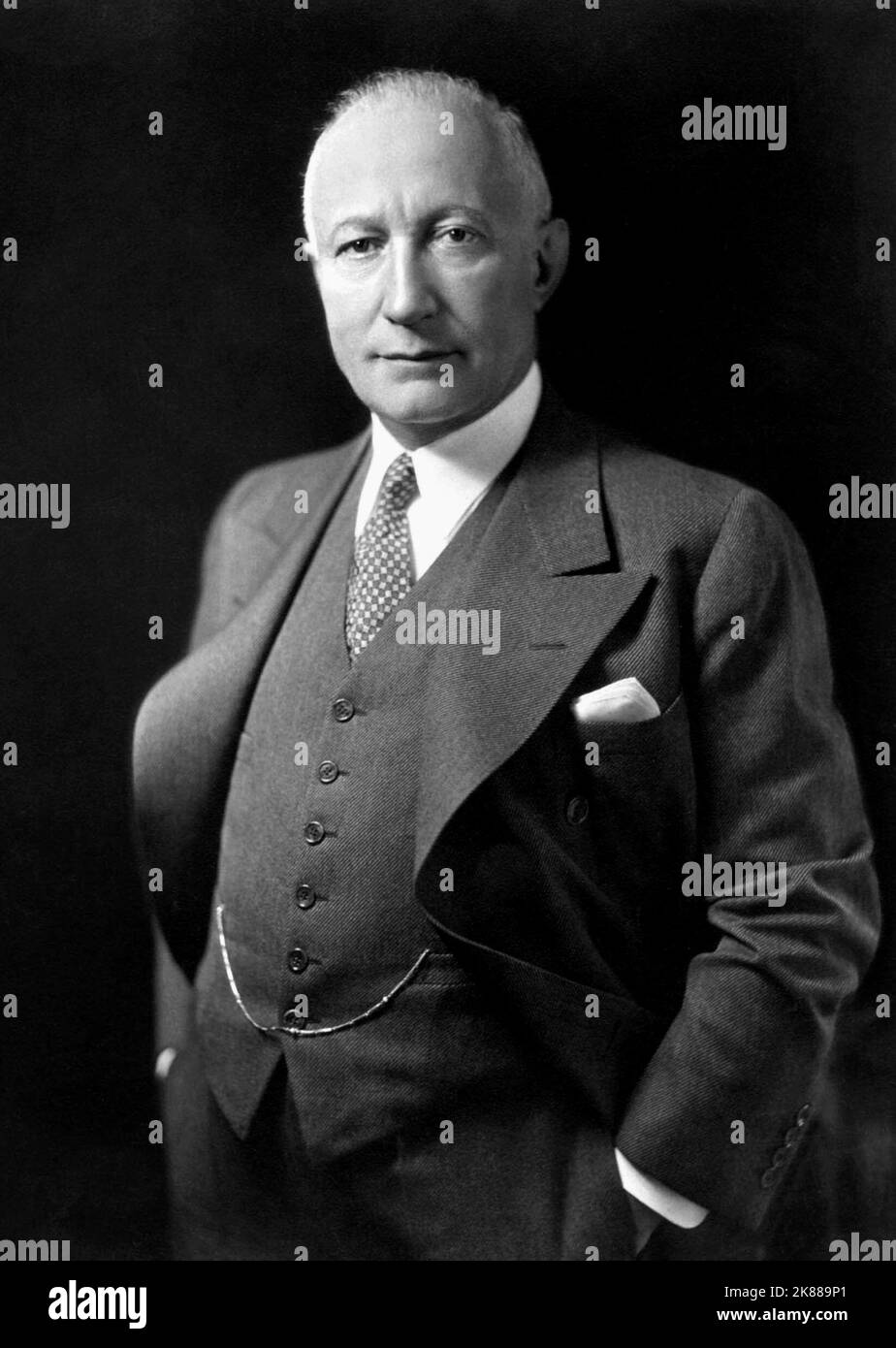 Adolph Zukor, Präsident der Paramount Studios, 01. Mai 1950 **WARNUNG** Dieses Foto ist nur für redaktionelle Verwendung bestimmt und unterliegt dem Copyright der Filmgesellschaft und/oder des Fotografen, der von der Film- oder Produktionsgesellschaft beauftragt wurde, und kann nur durch Publikationen im Zusammenhang mit der Bewerbung des oben genannten reproduziert werden Film. Eine obligatorische Gutschrift an die Filmgesellschaft ist erforderlich. Der Fotograf sollte auch bei Bekanntwerden des Fotos gutgeschrieben werden. Ohne schriftliche Genehmigung der Film Company kann keine kommerzielle Nutzung gewährt werden. Stockfoto