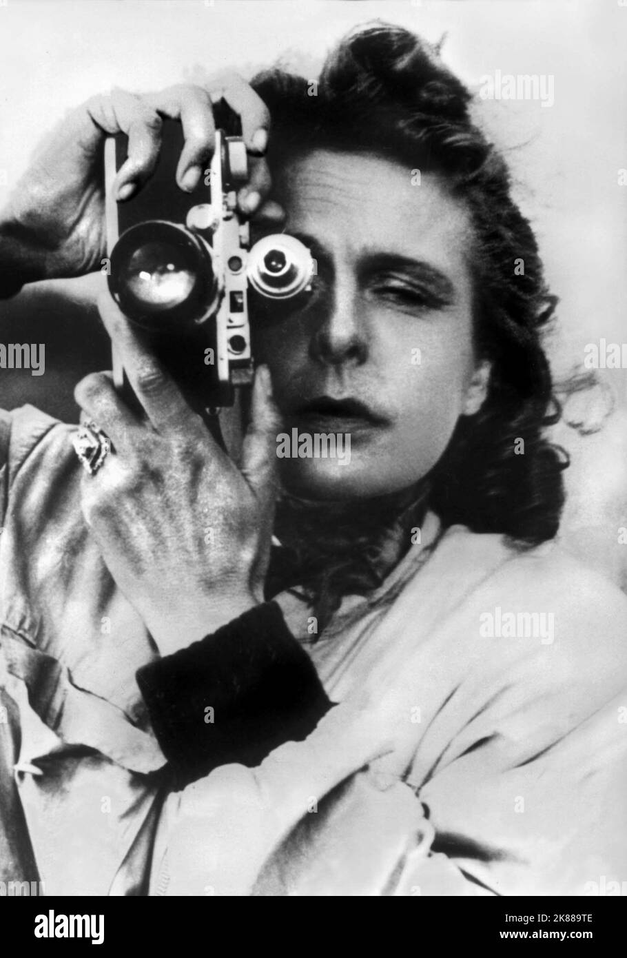 Leni Riefenstahl Film Director 01 May 1945 **WARNUNG** Dieses Foto ist nur für den redaktionellen Gebrauch bestimmt und unterliegt dem Copyright der Filmgesellschaft und/oder des Fotografen, der von der Film- oder Produktionsgesellschaft beauftragt wurde, und kann nur durch Publikationen im Zusammenhang mit der Bewerbung des oben genannten Films reproduziert werden. Eine obligatorische Gutschrift an die Filmgesellschaft ist erforderlich. Der Fotograf sollte auch bei Bekanntwerden des Fotos gutgeschrieben werden. Ohne schriftliche Genehmigung der Film Company kann keine kommerzielle Nutzung gewährt werden. Stockfoto