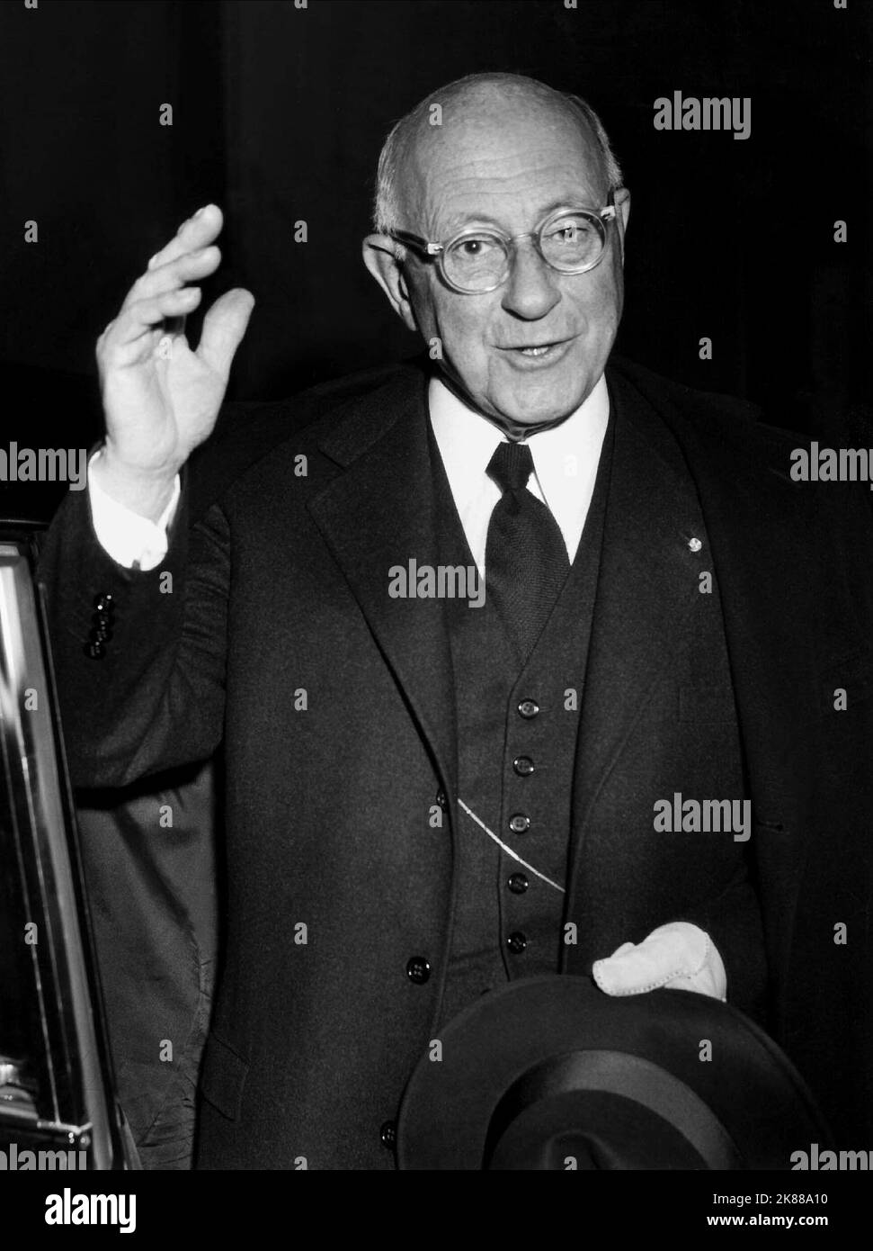 Cecil B. DeMille Producer & Director 01. Mai 1950 **WARNUNG** dieses Foto ist nur für redaktionelle Zwecke bestimmt und unterliegt dem Urheberrecht der Film Company und/oder des von der Film oder Production Company beauftragten Fotografen und kann nur durch Veröffentlichungen in Verbindung mit der Werbung für den oben genannten Film reproduziert werden. Es ist eine obligatorische Gutschrift an die Filmgesellschaft erforderlich. Der Fotograf sollte ebenfalls angerechnet werden, wenn er bekannt ist. Ohne schriftliche Genehmigung der Film Company kann keine kommerzielle Nutzung gewährt werden. Stockfoto