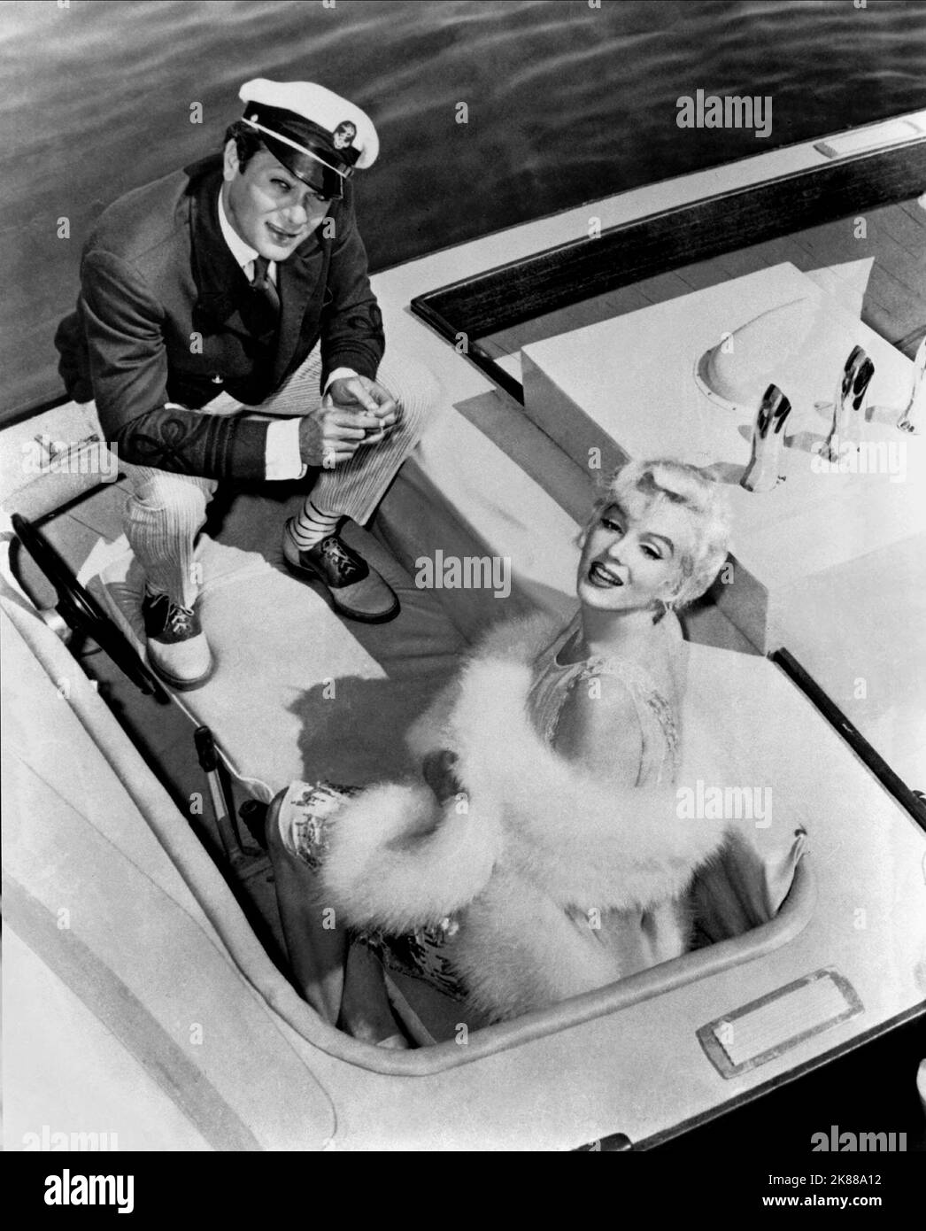 Tony Curtis & Marilyn Monroe Charaktere: Joe - „Josephine“ & Sugar Kane Kowalczyk Some Like IT Hot (USA 1959) Regie: Billy Wilder 19. März 1959 **WARNUNG** dieses Foto ist nur für redaktionelle Zwecke bestimmt und unterliegt dem Copyright der UNITED ARTISTS und/oder des von der Film or Production Company beauftragten Fotografen und kann nur durch Veröffentlichungen in Verbindung mit der Werbung für den oben genannten Film reproduziert werden. Eine obligatorische Gutschrift für UNITED ARTISTS ist erforderlich. Der Fotograf sollte ebenfalls angerechnet werden, wenn er bekannt ist. Ohne schriftliche Genehmigung der Film Company kann keine kommerzielle Nutzung gewährt werden. Stockfoto