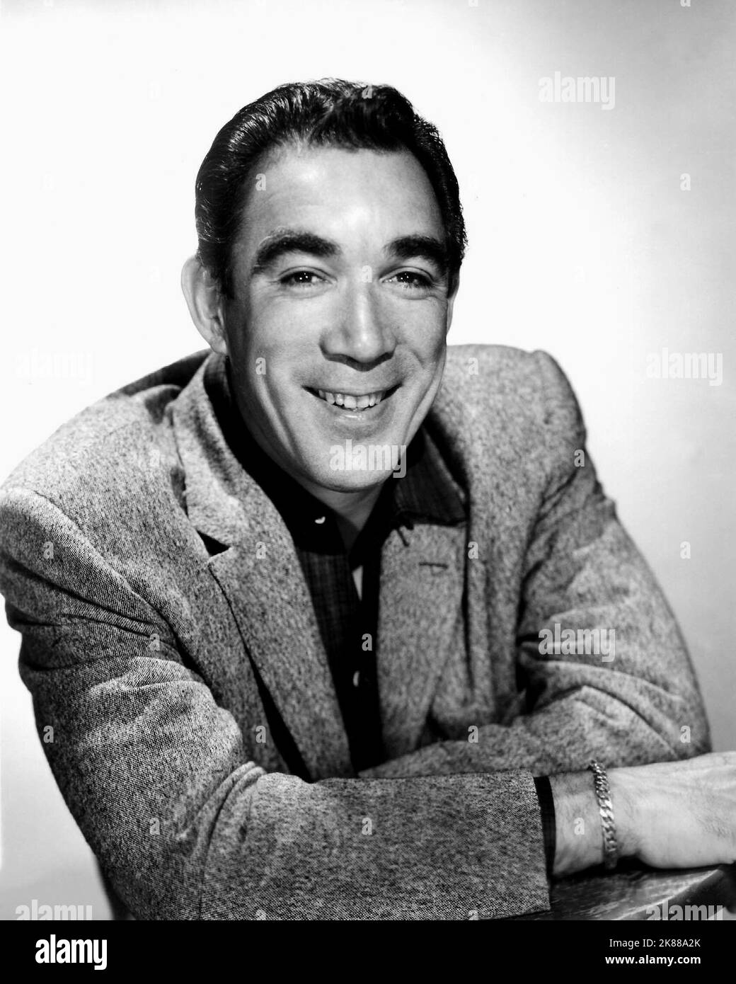 Anthony Quinn Schauspieler 01. Mai 1956 **WARNUNG** Dieses Foto ist nur für redaktionelle Zwecke bestimmt und unterliegt dem Copyright der Film Company und/oder des Fotografen, der von der Film- oder Produktionsfirma beauftragt wurde, und kann nur durch Publikationen im Zusammenhang mit der Bewerbung des oben genannten Films reproduziert werden. Eine obligatorische Gutschrift an die Filmgesellschaft ist erforderlich. Der Fotograf sollte auch bei Bekanntwerden des Fotos gutgeschrieben werden. Ohne schriftliche Genehmigung der Film Company kann keine kommerzielle Nutzung gewährt werden. Stockfoto