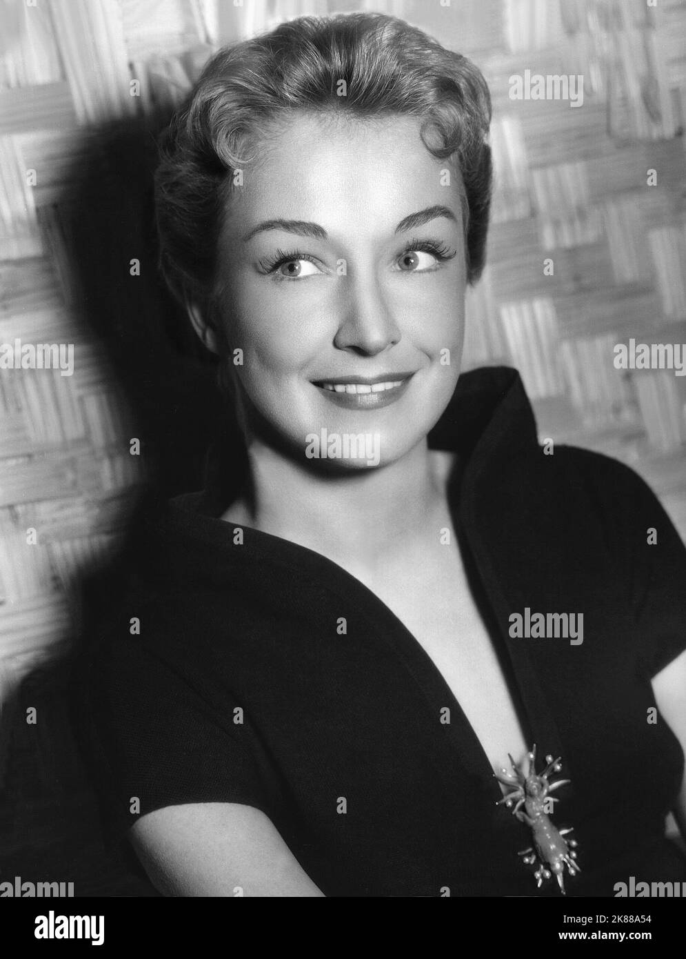 Nina Foch Actress 01 May 1952 **WARNUNG** Dieses Foto ist nur für redaktionelle Verwendung bestimmt und unterliegt dem Copyright der Filmgesellschaft und/oder des Fotografen, der von der Film- oder Produktionsgesellschaft beauftragt wurde und darf nur durch Publikationen im Zusammenhang mit der Bewerbung des oben genannten Films reproduziert werden. Eine obligatorische Gutschrift an die Filmgesellschaft ist erforderlich. Der Fotograf sollte auch bei Bekanntwerden des Fotos gutgeschrieben werden. Ohne schriftliche Genehmigung der Film Company kann keine kommerzielle Nutzung gewährt werden. Stockfoto