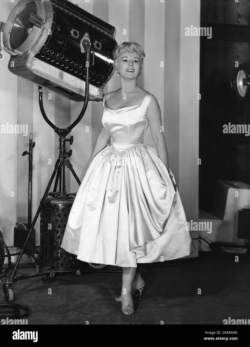 Eva Gabor Actress 01 May 1957 **WARNUNG** Dieses Foto ist nur für den redaktionellen Gebrauch bestimmt und unterliegt dem Copyright der Filmgesellschaft und/oder des Fotografen, der von der Film- oder Produktionsgesellschaft beauftragt wurde, und kann nur durch Publikationen im Zusammenhang mit der Bewerbung des oben genannten Films reproduziert werden. Eine obligatorische Gutschrift an die Filmgesellschaft ist erforderlich. Der Fotograf sollte auch bei Bekanntwerden des Fotos gutgeschrieben werden. Ohne schriftliche Genehmigung der Film Company kann keine kommerzielle Nutzung gewährt werden. Stockfoto