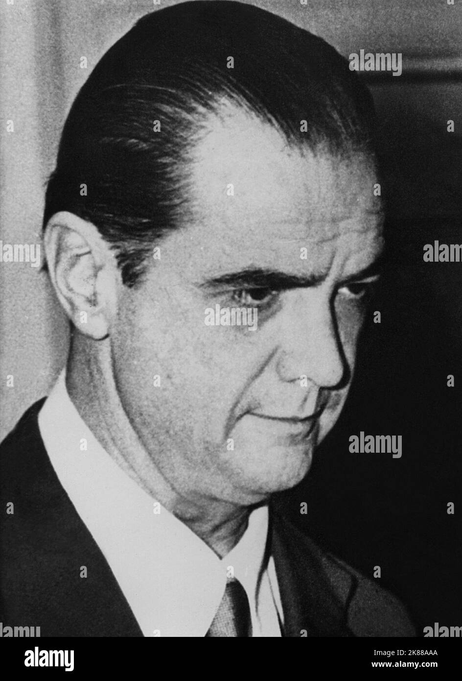 Howard Hughes Director & Hollywood Boss 01 May 1959 **WARNUNG** Dieses Foto ist nur für den redaktionellen Gebrauch bestimmt und unterliegt dem Copyright der Film Company und/oder des Fotografen, der von der Film- oder Produktionsfirma beauftragt wurde und kann nur durch Publikationen im Zusammenhang mit der Werbung für das oben genannte reproduziert werden Film. Eine obligatorische Gutschrift an die Filmgesellschaft ist erforderlich. Der Fotograf sollte auch bei Bekanntwerden des Fotos gutgeschrieben werden. Ohne schriftliche Genehmigung der Film Company kann keine kommerzielle Nutzung gewährt werden. Stockfoto