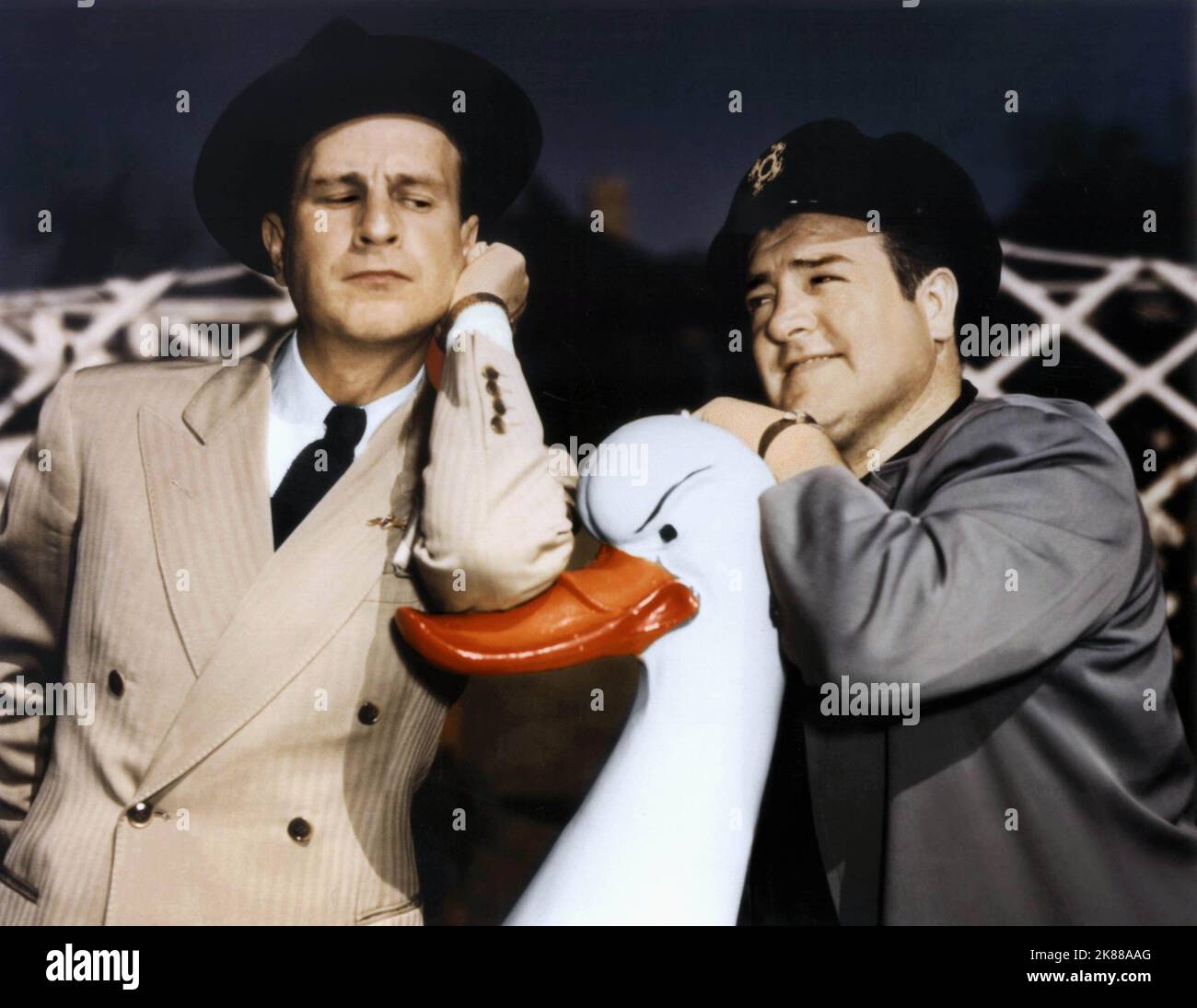 Bud Abbott & Lou Costello Abbott & Costello 01. Mai 1955 **WARNUNG** dieses Foto ist nur für redaktionelle Zwecke bestimmt und unterliegt dem Urheberrecht der Film Company und/oder des von der Film- oder Produktionsgesellschaft beauftragten Fotografen und kann nur durch Veröffentlichungen in Verbindung mit der Werbung für den oben genannten Film reproduziert werden. Es ist eine obligatorische Gutschrift an die Filmgesellschaft erforderlich. Der Fotograf sollte ebenfalls angerechnet werden, wenn er bekannt ist. Ohne schriftliche Genehmigung der Film Company kann keine kommerzielle Nutzung gewährt werden. Stockfoto