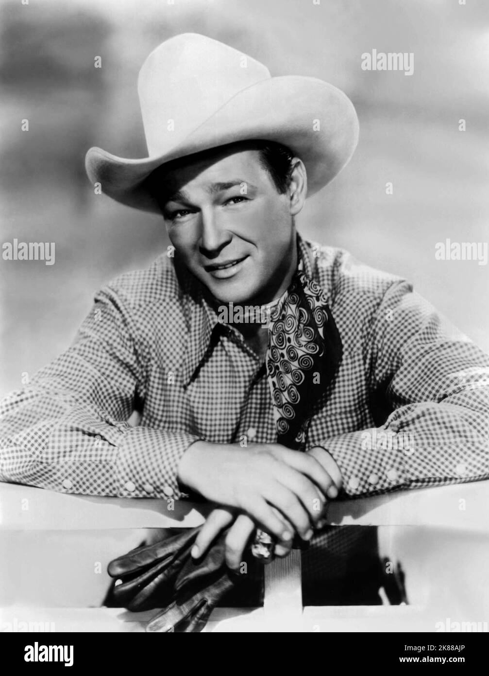 Roy Rogers Actor 01. Mai 1945 **WARNUNG** dieses Foto ist nur für redaktionelle Zwecke bestimmt und unterliegt dem Urheberrecht der Film Company und/oder des von der Film or Production Company beauftragten Fotografen und kann nur durch Veröffentlichungen in Verbindung mit der Werbung für den oben genannten Film reproduziert werden. Es ist eine obligatorische Gutschrift an die Filmgesellschaft erforderlich. Der Fotograf sollte ebenfalls angerechnet werden, wenn er bekannt ist. Ohne schriftliche Genehmigung der Film Company kann keine kommerzielle Nutzung gewährt werden. Stockfoto
