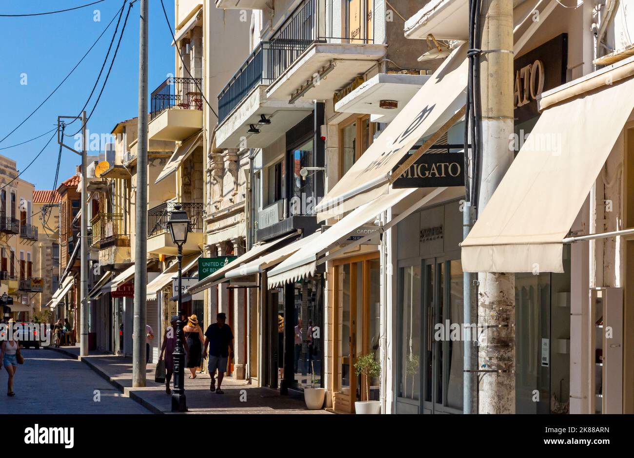 Geschäfte im Zentrum der Stadt in Rethymno oder Rethymnon ein Ferienort an der Küste von Nordkreta in Griechenland. Stockfoto