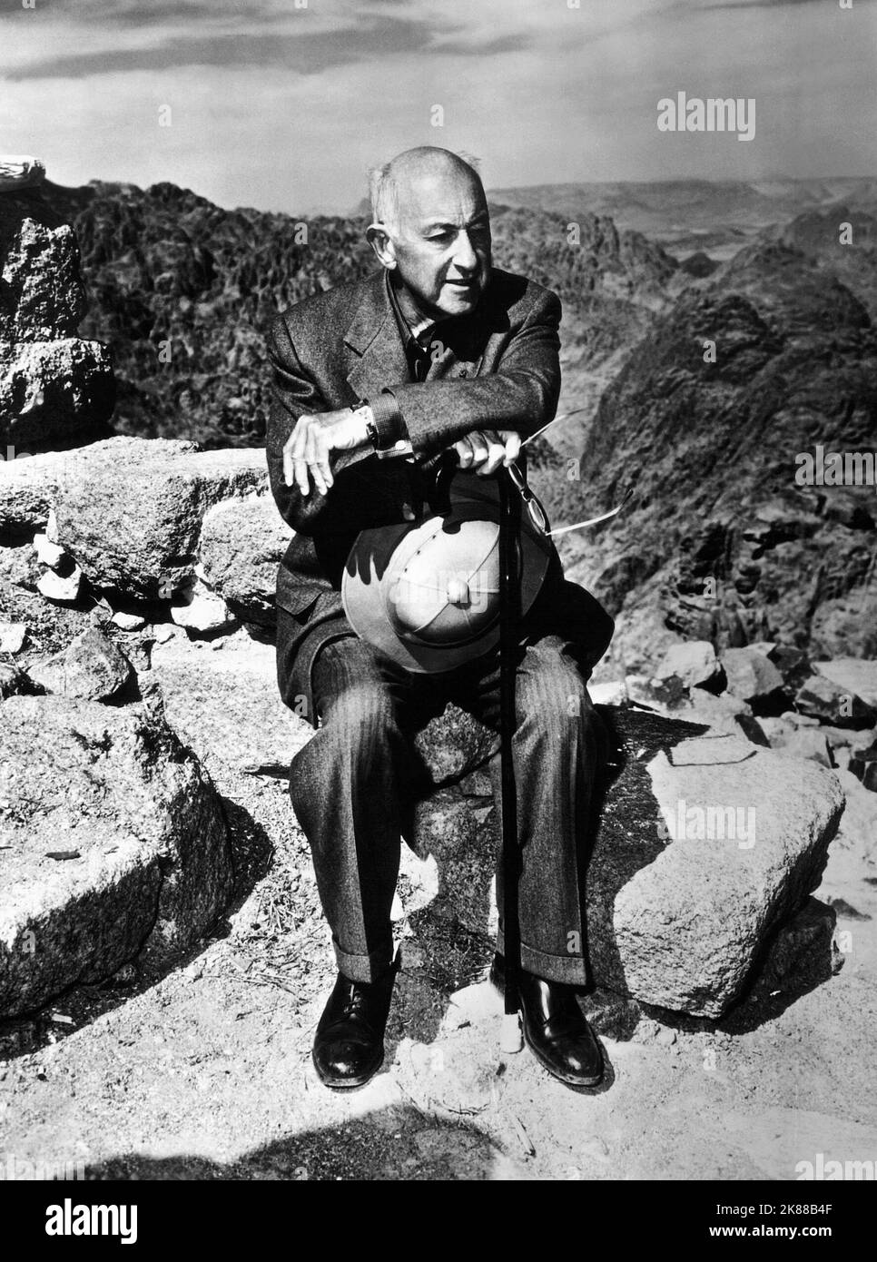 Cecil B. DeMille Director, Writer, Producer, Actor 01. Mai 1956 **WARNUNG** dieses Foto ist nur für redaktionelle Zwecke bestimmt und unterliegt dem Urheberrecht der Film Company und/oder des von der Film- oder Produktionsgesellschaft beauftragten Fotografen und darf nur durch Veröffentlichungen in Verbindung mit der Werbung für den oben genannten Film reproduziert werden. Es ist eine obligatorische Gutschrift an die Filmgesellschaft erforderlich. Der Fotograf sollte ebenfalls angerechnet werden, wenn er bekannt ist. Ohne schriftliche Genehmigung der Film Company kann keine kommerzielle Nutzung gewährt werden. Stockfoto