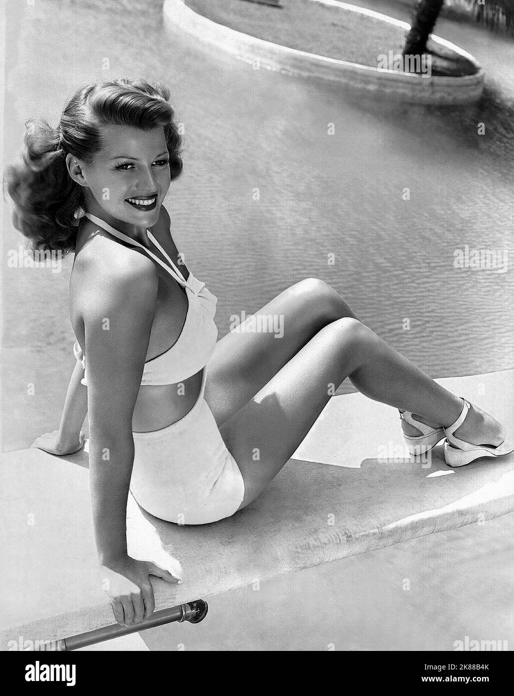 Rita Hayworth Actress 01 May 1946 **WARNUNG** Dieses Foto ist nur für den redaktionellen Gebrauch bestimmt und unterliegt dem Copyright der Film Company und/oder des Fotografen, der von der Film- oder Produktionsfirma beauftragt wurde und kann nur durch Publikationen im Zusammenhang mit der Bewerbung des oben genannten Films reproduziert werden. Eine obligatorische Gutschrift an die Filmgesellschaft ist erforderlich. Der Fotograf sollte auch bei Bekanntwerden des Fotos gutgeschrieben werden. Ohne schriftliche Genehmigung der Film Company kann keine kommerzielle Nutzung gewährt werden. Stockfoto