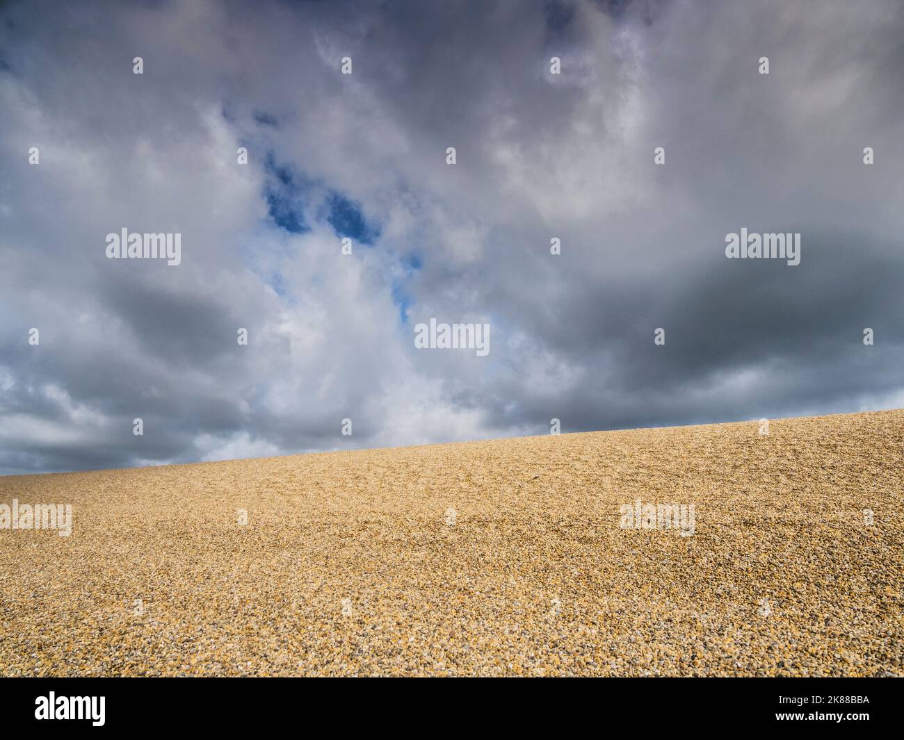 Sturmwolken über dem Strand von Cote in Dorset. Stockfoto