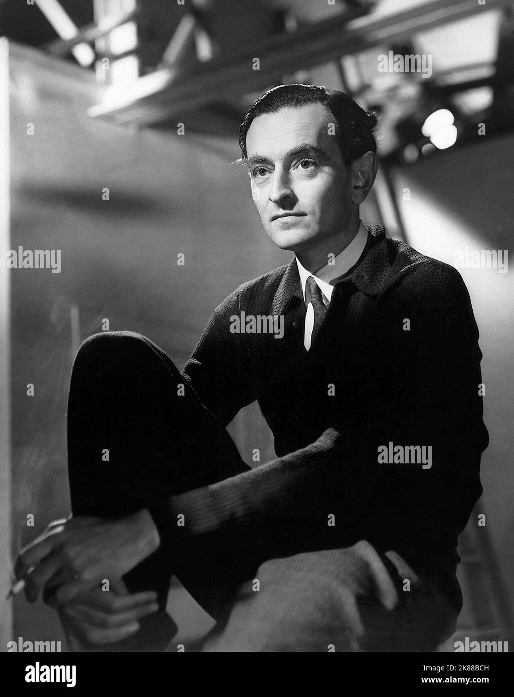 David Lean Director, Producer & Writer 01. Mai 1943 **WARNUNG** dieses Foto ist nur für redaktionelle Zwecke bestimmt und unterliegt dem Urheberrecht der Film Company und/oder des von der Film or Production Company beauftragten Fotografen und kann nur durch Veröffentlichungen in Verbindung mit der Werbung für den oben genannten Film reproduziert werden. Es ist eine obligatorische Gutschrift an die Filmgesellschaft erforderlich. Der Fotograf sollte ebenfalls angerechnet werden, wenn er bekannt ist. Ohne schriftliche Genehmigung der Film Company kann keine kommerzielle Nutzung gewährt werden. Stockfoto