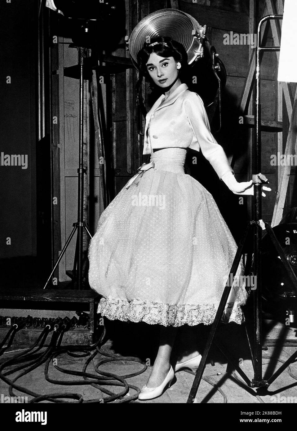 Audrey Hepburn Schauspielerin 01. Mai 1957 **WARNUNG** dieses Foto ist nur für redaktionelle Zwecke bestimmt und unterliegt dem Urheberrecht der Film Company und/oder des von der Film- oder Produktionsgesellschaft beauftragten Fotografen und kann nur durch Veröffentlichungen in Verbindung mit der Werbung für den oben genannten Film reproduziert werden. Es ist eine obligatorische Gutschrift an die Filmgesellschaft erforderlich. Der Fotograf sollte ebenfalls angerechnet werden, wenn er bekannt ist. Ohne schriftliche Genehmigung der Film Company kann keine kommerzielle Nutzung gewährt werden. Stockfoto
