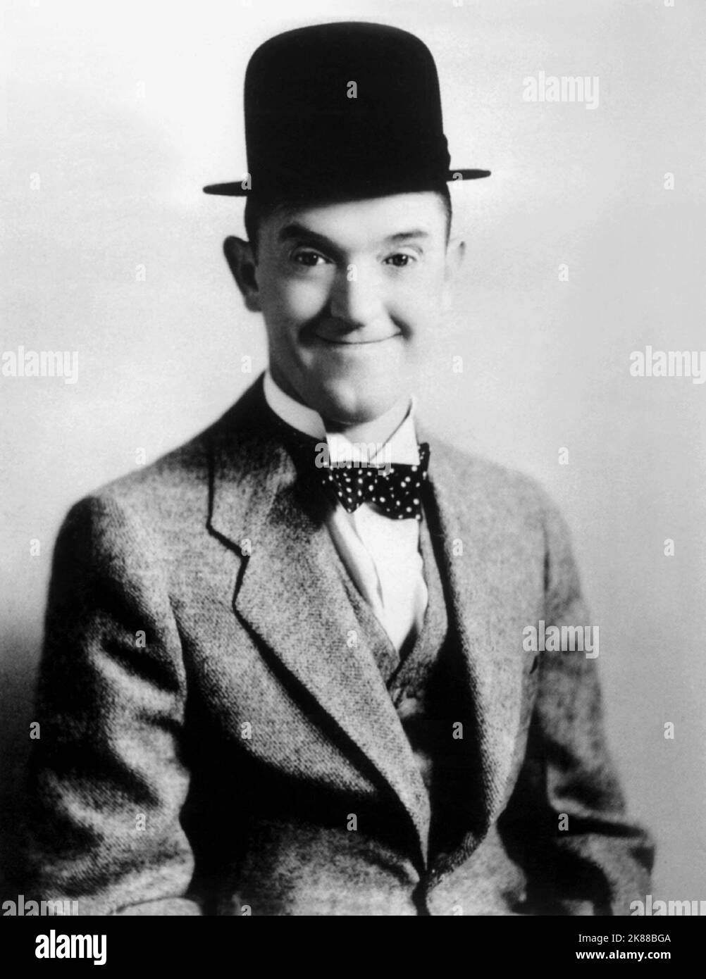 Stan Laurel Laurel & Hardy 01. Mai 1932 **WARNUNG** dieses Foto ist nur für redaktionelle Zwecke bestimmt und unterliegt dem Urheberrecht der Film Company und/oder des von der Film- oder Produktionsgesellschaft beauftragten Fotografen und kann nur durch Veröffentlichungen in Verbindung mit der Werbung für den oben genannten Film reproduziert werden. Es ist eine obligatorische Gutschrift an die Filmgesellschaft erforderlich. Der Fotograf sollte ebenfalls angerechnet werden, wenn er bekannt ist. Ohne schriftliche Genehmigung der Film Company kann keine kommerzielle Nutzung gewährt werden. Stockfoto