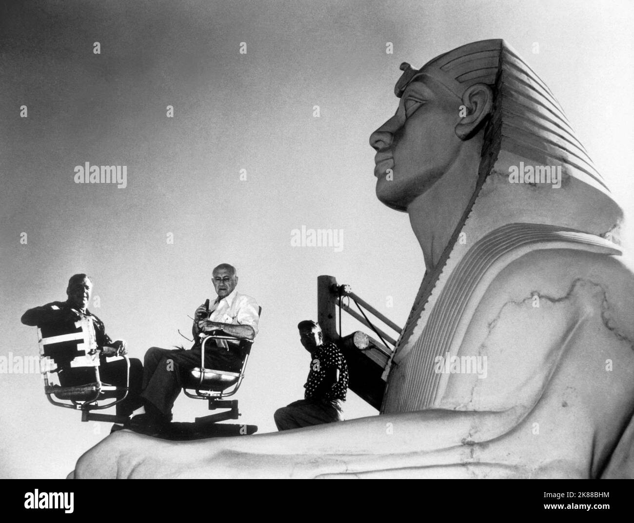 Cecil B. DeMille Director, The 10 Commandments 01 May 1956 **WARNUNG** dieses Foto ist nur für redaktionelle Zwecke bestimmt und unterliegt dem Urheberrecht der Film Company und/oder des von der Film- oder Produktionsgesellschaft beauftragten Fotografen und kann nur durch Veröffentlichungen in Verbindung mit der Werbung für den oben genannten Film reproduziert werden. Es ist eine obligatorische Gutschrift an die Filmgesellschaft erforderlich. Der Fotograf sollte ebenfalls angerechnet werden, wenn er bekannt ist. Ohne schriftliche Genehmigung der Film Company kann keine kommerzielle Nutzung gewährt werden. Stockfoto