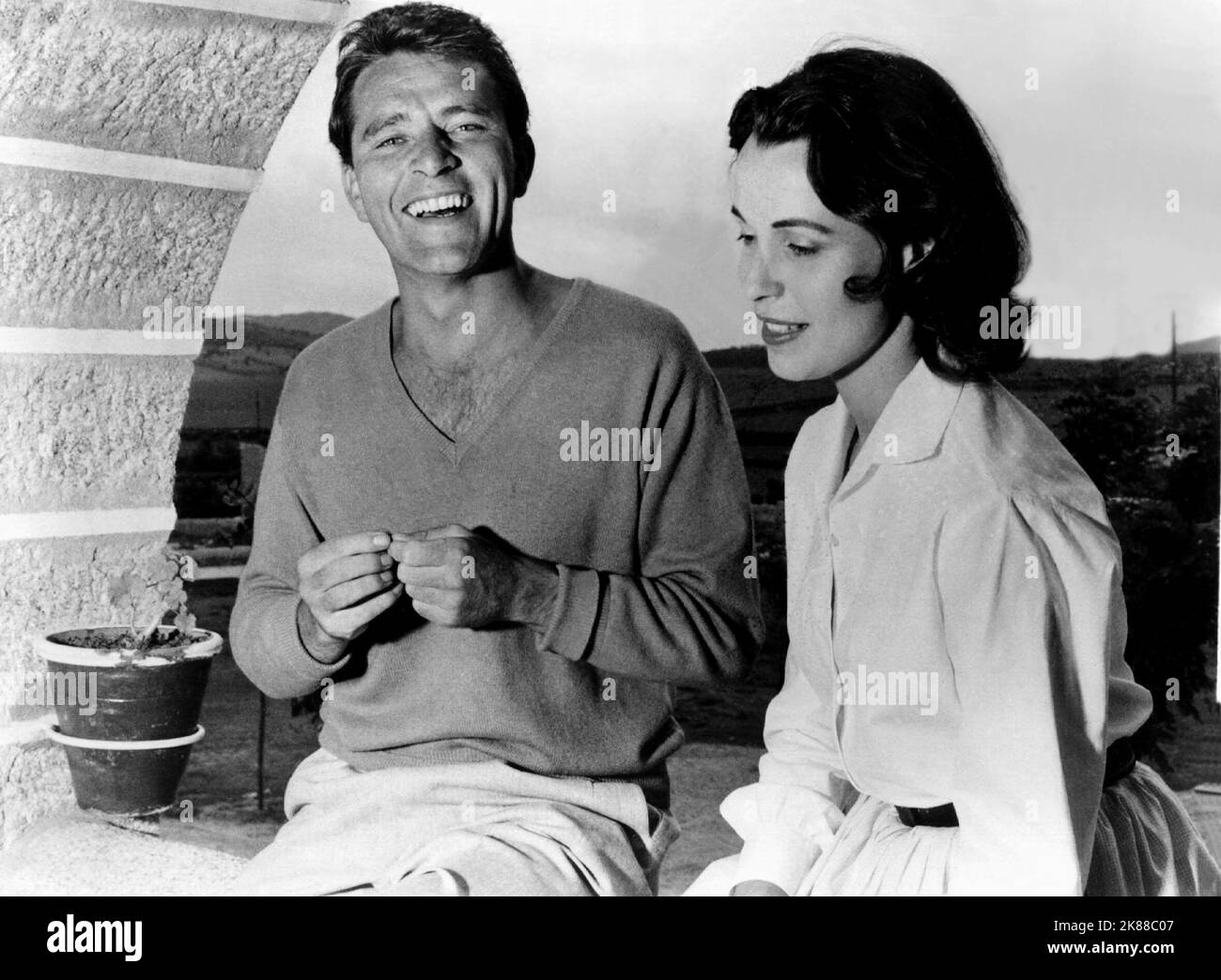 Richard Burton & Claire Bloom Schauspieler & Schauspielerin 01. Mai 1958 **WARNUNG** Dieses Foto ist nur für redaktionelle Verwendung bestimmt und unterliegt dem Copyright der Film Company und/oder des Fotografen, der von der Film- oder Produktionsfirma beauftragt wurde und kann nur durch Publikationen im Zusammenhang mit der Bewerbung von reproduziert werden Der obige Film. Eine obligatorische Gutschrift an die Filmgesellschaft ist erforderlich. Der Fotograf sollte auch bei Bekanntwerden des Fotos gutgeschrieben werden. Ohne schriftliche Genehmigung der Film Company kann keine kommerzielle Nutzung gewährt werden. Stockfoto