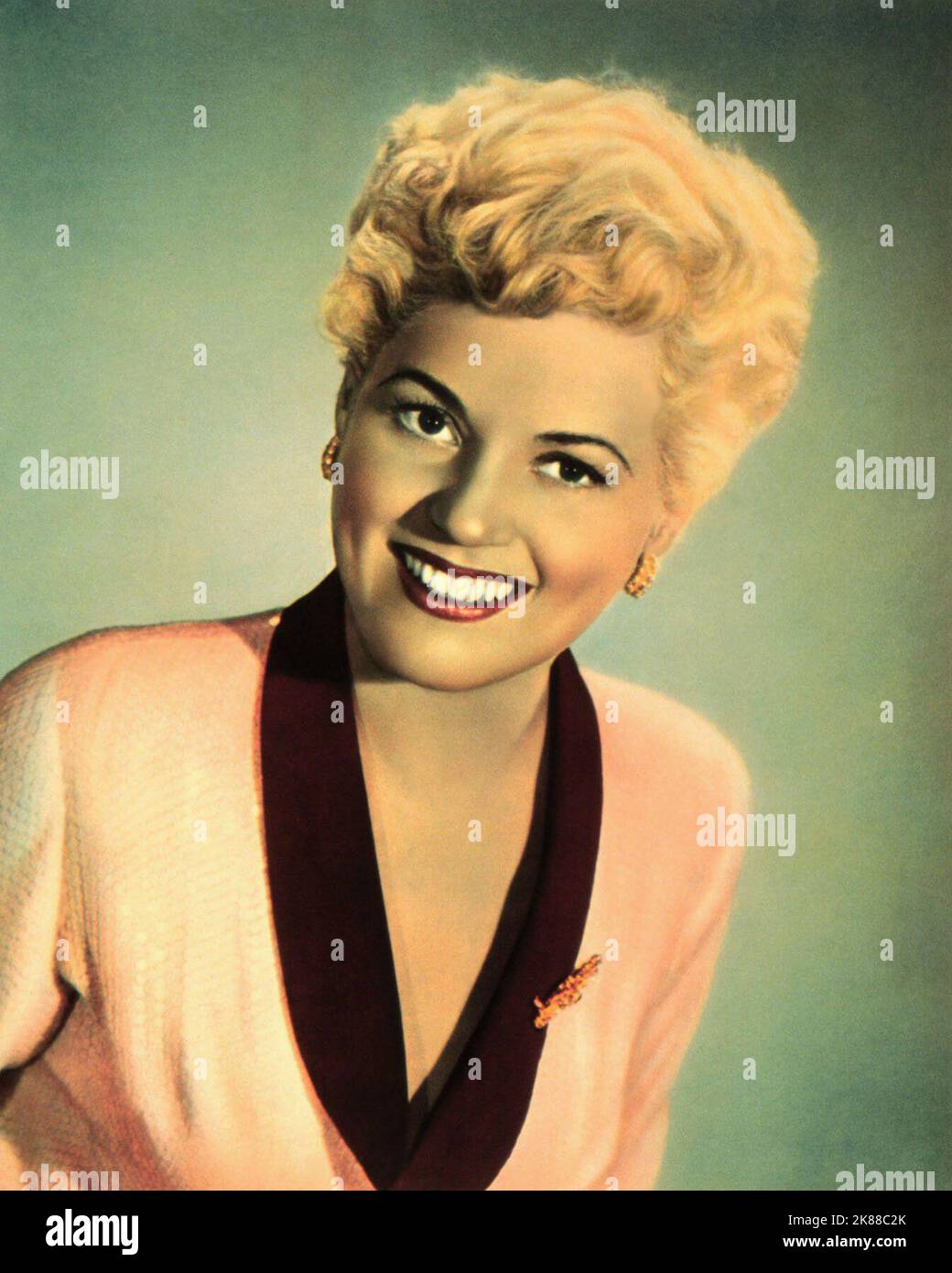 Judy Holliday Schauspielerin 01. Mai 1954 **WARNUNG** dieses Foto ist nur für redaktionelle Zwecke bestimmt und unterliegt dem Urheberrecht der Film Company und/oder des von der Film- oder Produktionsgesellschaft beauftragten Fotografen und kann nur durch Veröffentlichungen in Verbindung mit der Werbung für den oben genannten Film reproduziert werden. Es ist eine obligatorische Gutschrift an die Filmgesellschaft erforderlich. Der Fotograf sollte ebenfalls angerechnet werden, wenn er bekannt ist. Ohne schriftliche Genehmigung der Film Company kann keine kommerzielle Nutzung gewährt werden. Stockfoto