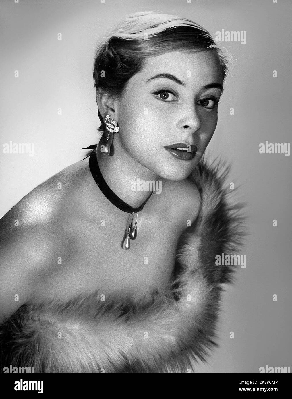 Genevieve Page Actress 01. Mai 1956 **WARNUNG** dieses Foto ist nur für redaktionelle Zwecke bestimmt und unterliegt dem Urheberrecht der Film Company und/oder des von der Film- oder Produktionsgesellschaft beauftragten Fotografen und kann nur durch Veröffentlichungen in Verbindung mit der Werbung für den oben genannten Film reproduziert werden. Es ist eine obligatorische Gutschrift an die Filmgesellschaft erforderlich. Der Fotograf sollte ebenfalls angerechnet werden, wenn er bekannt ist. Ohne schriftliche Genehmigung der Film Company kann keine kommerzielle Nutzung gewährt werden. Stockfoto