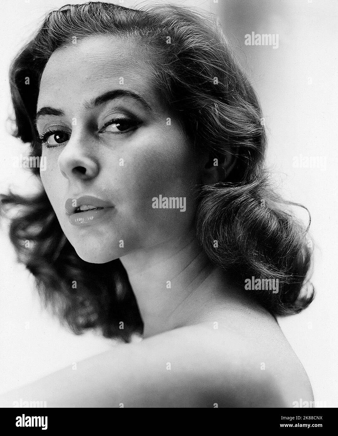 Genevieve Page Actress 01. Mai 1956 **WARNUNG** dieses Foto ist nur für redaktionelle Zwecke bestimmt und unterliegt dem Urheberrecht der Film Company und/oder des von der Film- oder Produktionsgesellschaft beauftragten Fotografen und kann nur durch Veröffentlichungen in Verbindung mit der Werbung für den oben genannten Film reproduziert werden. Es ist eine obligatorische Gutschrift an die Filmgesellschaft erforderlich. Der Fotograf sollte ebenfalls angerechnet werden, wenn er bekannt ist. Ohne schriftliche Genehmigung der Film Company kann keine kommerzielle Nutzung gewährt werden. Stockfoto