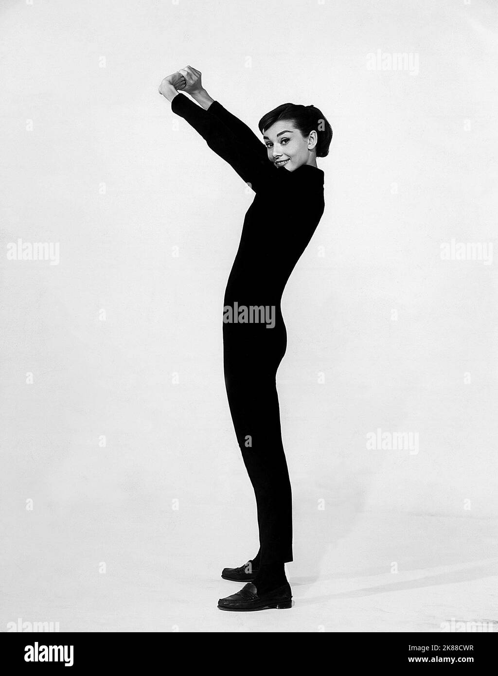 Audrey Hepburn Schauspielerin 01. Mai 1956 **WARNUNG** dieses Foto ist nur für redaktionelle Zwecke bestimmt und unterliegt dem Urheberrecht der Film Company und/oder des von der Film- oder Produktionsgesellschaft beauftragten Fotografen und kann nur durch Veröffentlichungen in Verbindung mit der Werbung für den oben genannten Film reproduziert werden. Es ist eine obligatorische Gutschrift an die Filmgesellschaft erforderlich. Der Fotograf sollte ebenfalls angerechnet werden, wenn er bekannt ist. Ohne schriftliche Genehmigung der Film Company kann keine kommerzielle Nutzung gewährt werden. Stockfoto