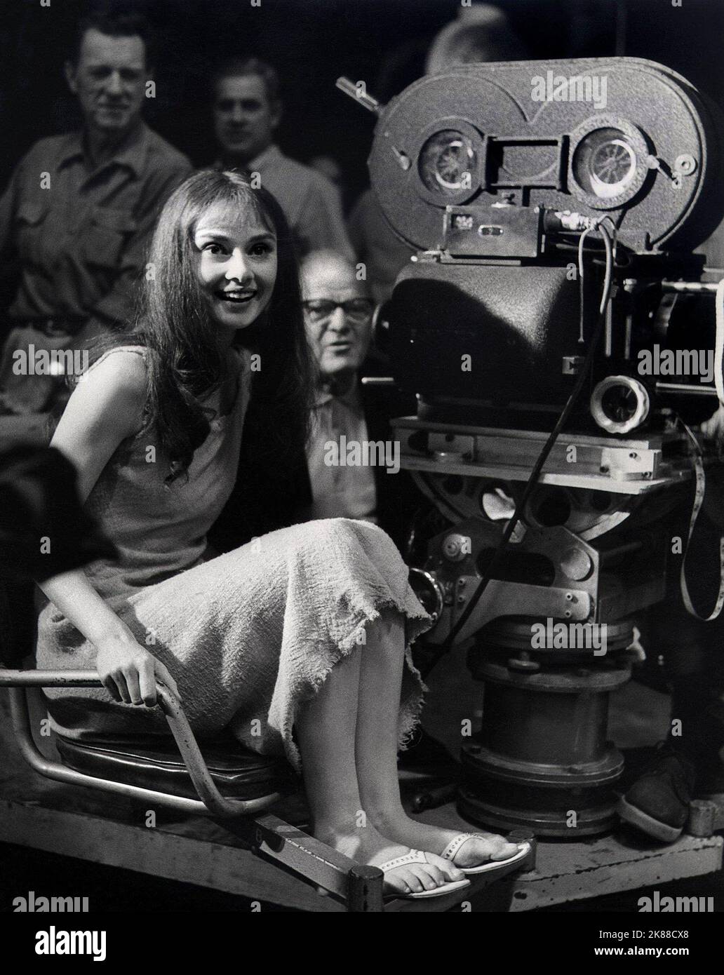 Audrey Hepburn Schauspielerin 01. Mai 1959 **WARNUNG** dieses Foto ist nur für redaktionelle Zwecke bestimmt und unterliegt dem Urheberrecht der Film Company und/oder des von der Film- oder Produktionsgesellschaft beauftragten Fotografen und kann nur durch Veröffentlichungen in Verbindung mit der Werbung für den oben genannten Film reproduziert werden. Es ist eine obligatorische Gutschrift an die Filmgesellschaft erforderlich. Der Fotograf sollte ebenfalls angerechnet werden, wenn er bekannt ist. Ohne schriftliche Genehmigung der Film Company kann keine kommerzielle Nutzung gewährt werden. Stockfoto
